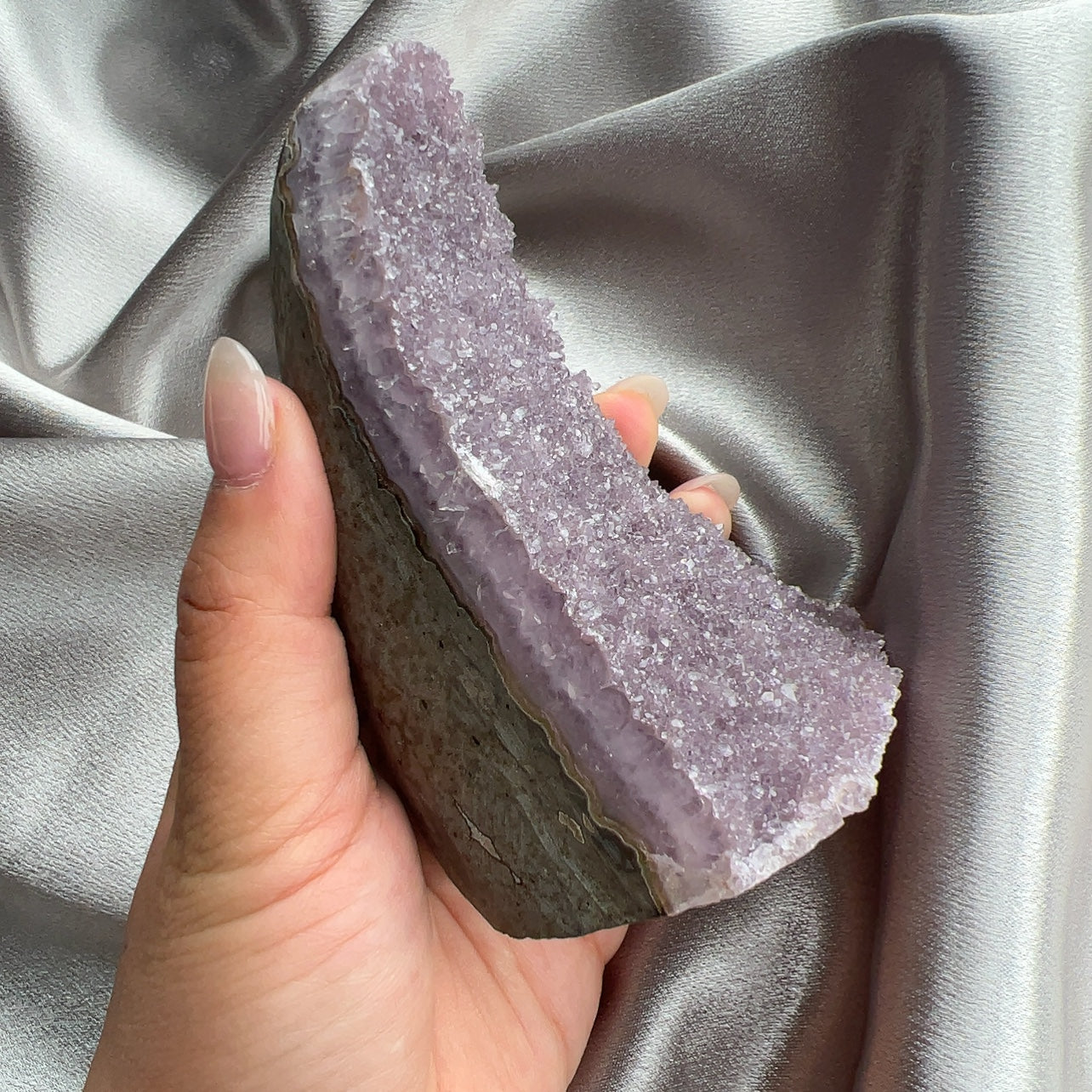 烏拉圭軟糖淡紫色異象紫晶鎮 異象晶其實是紫水晶的變異,產量較紫水晶鎮稀少 ,異象晶鎮是吉祥如意的寶石,放置在辦公室、客廳、書房與臥室等,都可以用以淨化室內不淨的磁場及負能量。 異象晶鎮也可以幫手串消磁、淨化、充電。 紫水晶 -代表著智慧,幫助頭腦清晰 -增加機智,提高直覺力與潛意識 -有助思考,激發創意,加強記憶力 -有「社交之石」之稱,有助於常遇貴人 -紫色光招引人緣及貴人,具有中國風水學裡「因貴得財」之意。 -加強包容心、容忍性 -舒緩緊張情緒,鎮定安神