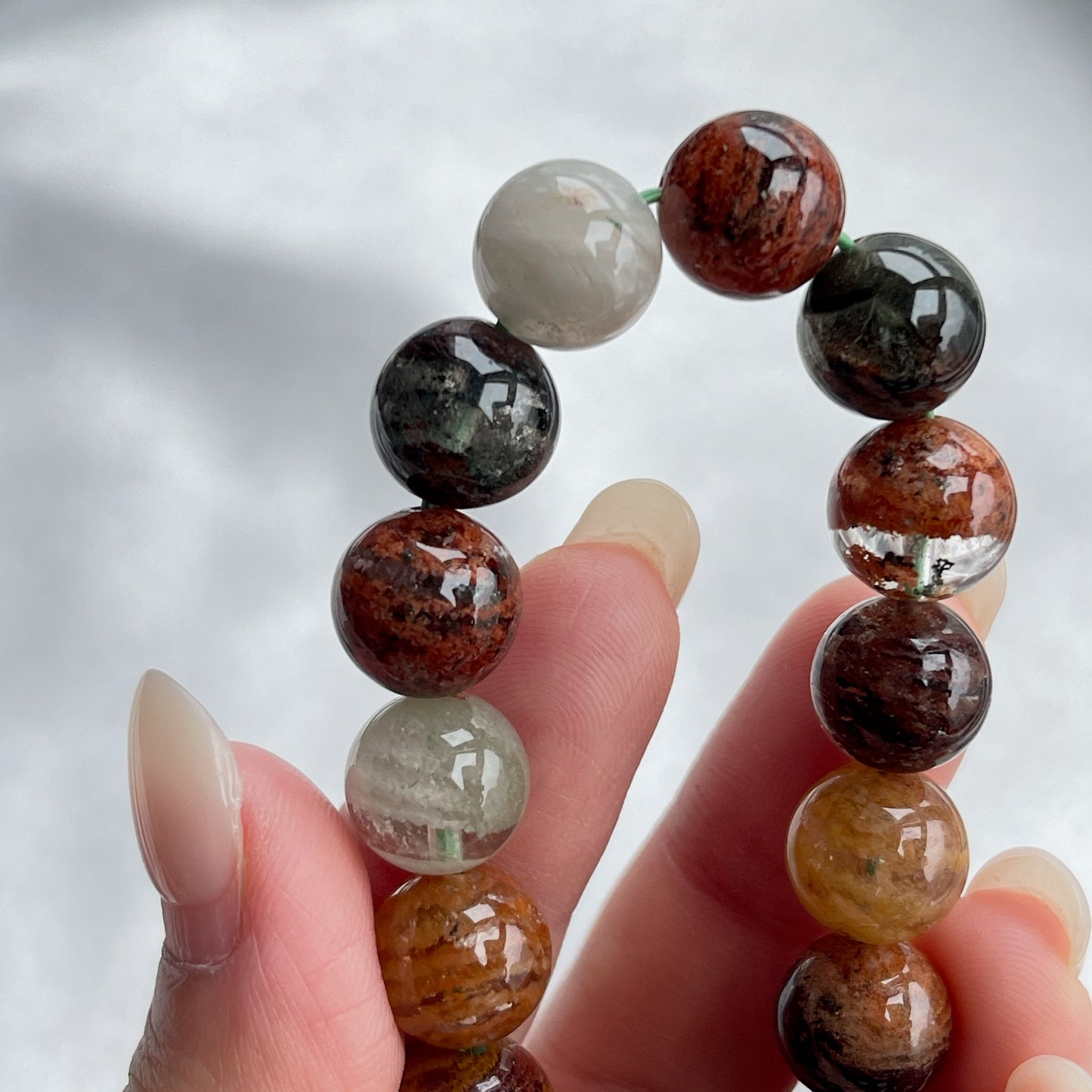 ▫️綠幽靈 -主正財,由事業,主意帶來的財富 -聚財,由辛勤努力而累積的財富 -招有助增旺事業的貴人 -平穩情緒 ▫️紅幽靈 -增加包容心與同理心 -增加理解力與包容能力 -招財的功效 -緩解疲憊,放鬆情緒 ▫️白幽靈 -淨化個人氣場 -提升記憶力