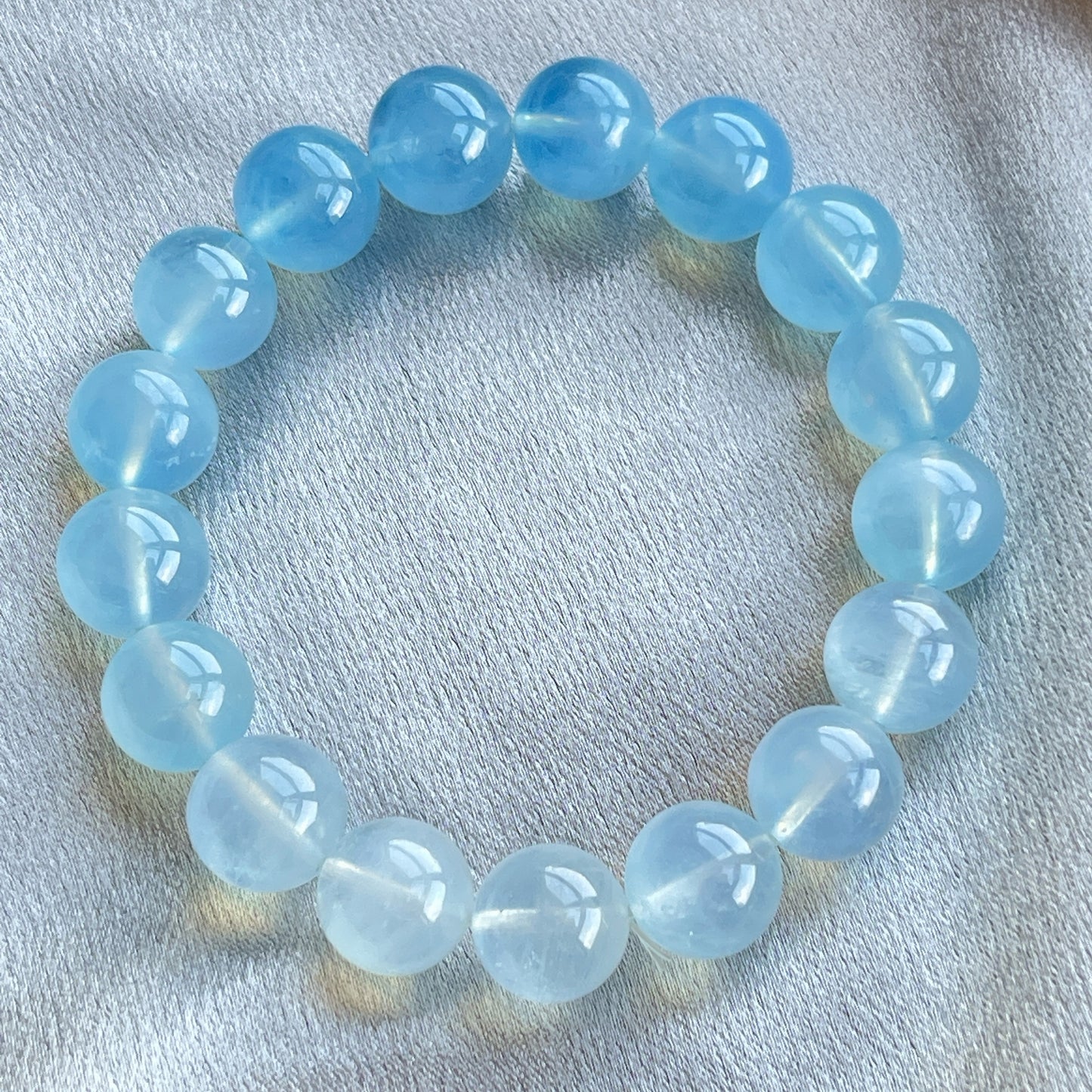 漸變海藍寶手串 海藍寶是歐洲自古以來最為人喜愛的寶石,並以Aquamarine 這個丁語為名,意思指「海水」。 海藍寶與祖母綠一樣屬於「綠柱石族」的寶石,裡面的水藍色是微量的鐵元素所造成的。 -放鬆緊張情緒,提升做事的勇氣和自信 -加強溝通,說服和表達能力 -適合工作上常常需要和人溝通的朋友