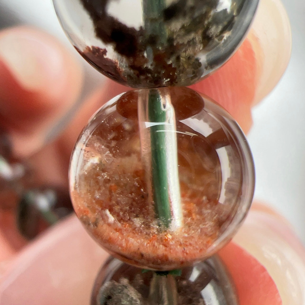 半盤彩幽靈手串 幽靈是指內有多種顏色的火山泥或礦物質,主要有綠、紅、橙和白,包含了多種功效。 綠幽靈 -主正財,由事業,主意帶來的財富 -聚財,由辛勤努力而累積的財富 -招有助增旺事業的貴人 -平穩情緒 紅幽靈 -增加包容心與同理心 -增加理解力與包容能力 -招財的功效 -緩解疲憊,放鬆情緒 白幽靈 -淨化個人氣場 -提升記憶力