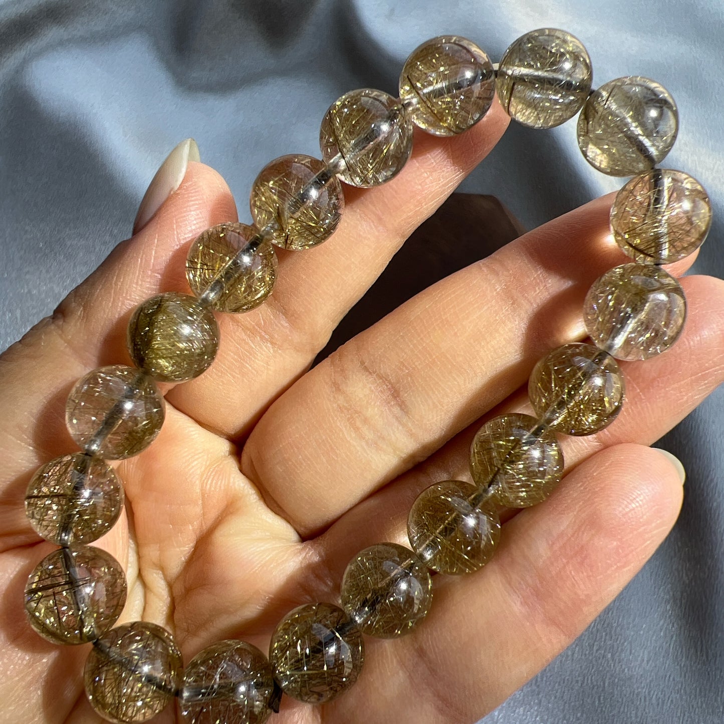 高質香檳色魔鬼髮晶/銀銅髮晶 全清晶體,髮多分明。在燈光照耀下,會呈現非常美麗的閃爍效果。是加強財運方面的好選擇! -旺正財及偏財 -有利生意增長,開拓業務 -有助改善個人運勢 -助你找回自信,做事積極向上 -增強領導能力 -加強決策力,勇氣和魄力 -可作護身符,辟邪擋煞 -去負能量