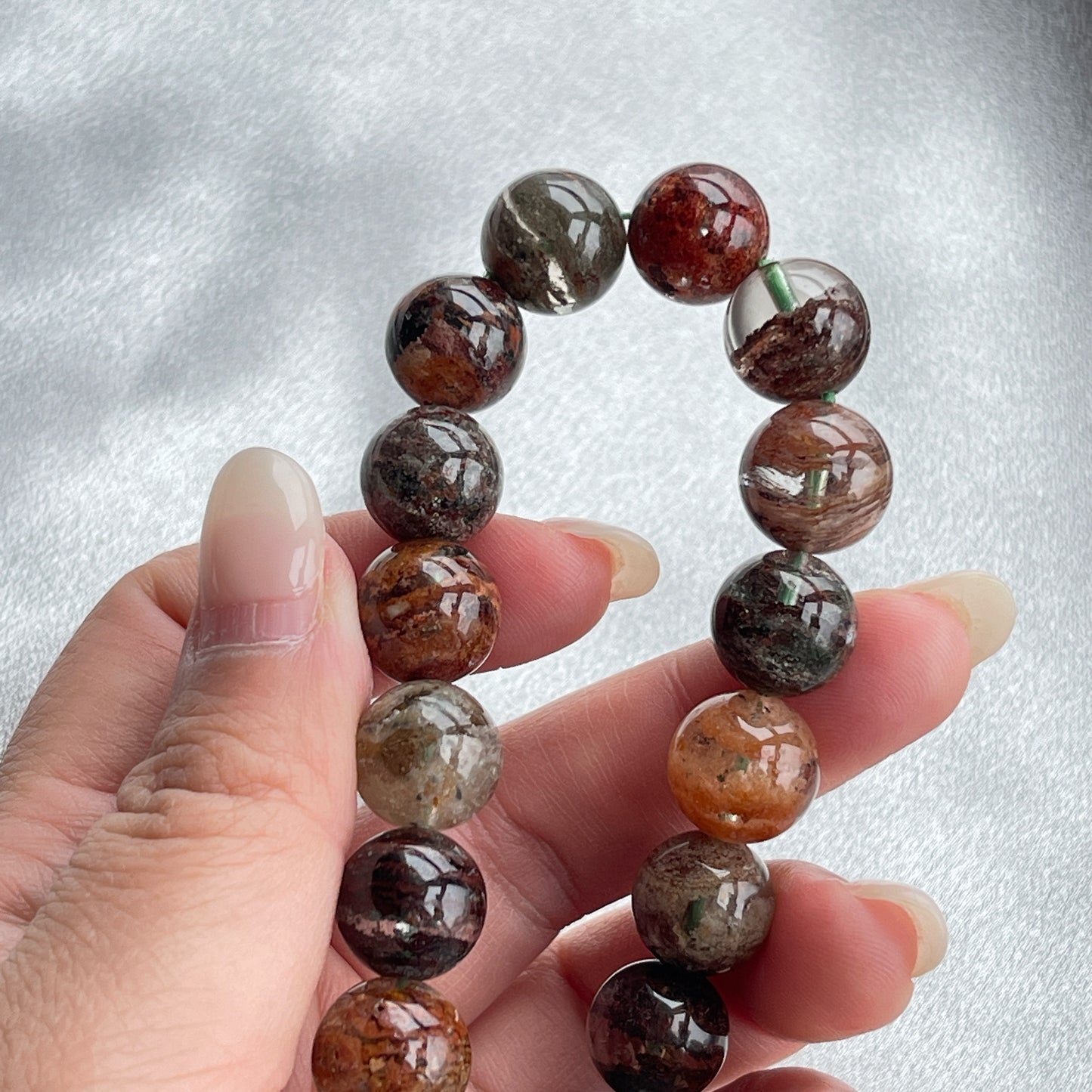 ▫️綠幽靈 -主正財,由事業,主意帶來的財富 -聚財,由辛勤努力而累積的財富 -招有助增旺事業的貴人 -平穩情緒 ▫️紅幽靈 -增加包容心與同理心 -增加理解力與包容能力 -招財的功效 -緩解疲憊,放鬆情緒 ▫️白幽靈 -淨化個人氣場 -提升記憶力