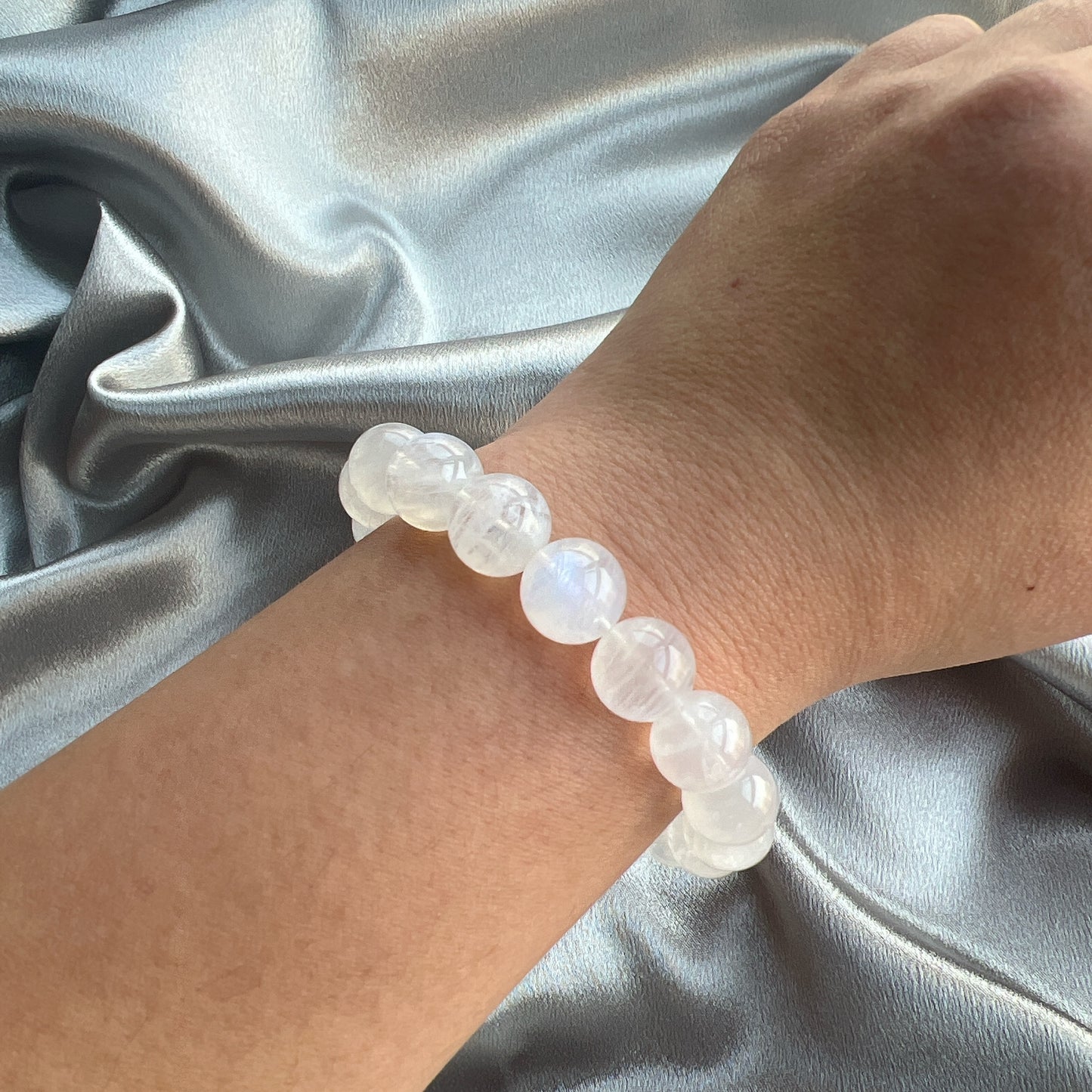 月亮石又名月光石 -是六月幸運誕生石:象徵健康、富貴 -有助穩定情緒和緩解負面情緒 -有助性格較衝動、說話率直的人變得較柔和 -放鬆身心,重拾平靜和諧 -能潤滑感情,是解決情侶紛爭的晶石