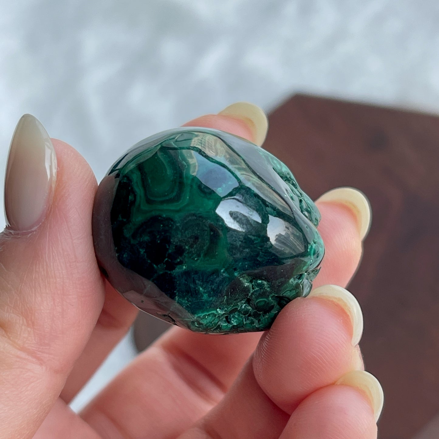 孔雀石 孔雀石鮮明的綠色色調和圖紋擁有一種獨特嘅魅力。 原來這種礦石在西元前埃及人是會將這種礦石磨成粉末作顏料來使用,這種方法連日本人都一樣把這個顏料當做岩繪的工具,是珍貴的日本畫材料,並且稱為「岩綠青」。 除此之外,歐洲國家會用作作各樣的護身符,有助吸引負面能量,為你帶來安定和情緒平衡。