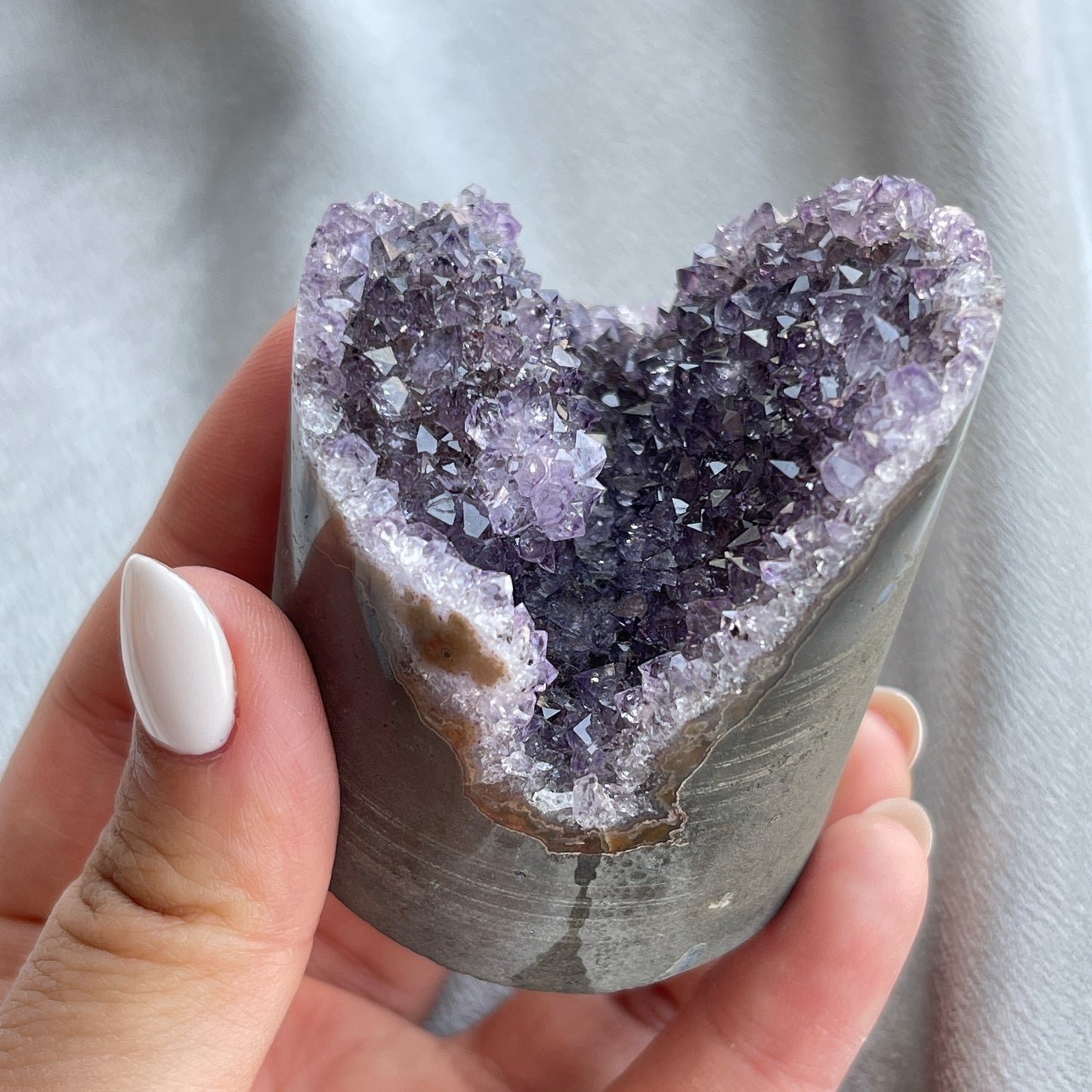 紫水晶 -代表著智慧,幫助頭腦清晰 -增加機智,提高直覺力與潛意識 -有助思考,激發創意,加強記憶力 -有「社交之石」之稱,有助於常遇貴人 -紫色光招引人緣及貴人,具有中國風水學裡「因貴得財」之意。 -加強包容心、容忍性 -舒緩緊張情緒,鎮定安神