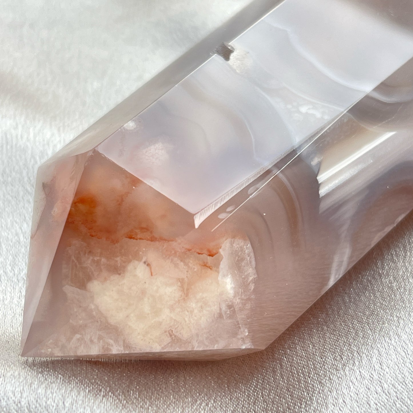 這一枝瑪瑙顏色好透徹圓潤,柱身中間的圖案好像是一幅畫一樣,好夢幻,好柔和,晶體的位置更是閃閃亮亮的。 瑪瑙-Agate品種繁多,整個瑪瑙家族十分龐大。其中一種瑪瑙充滿溫柔優雅之美,深受女仕們喜愛,就是櫻花瑪瑙 - Blossoms Agate🌸 櫻花瑪瑙被視為寶石中的「第三眼」,靈性十足,象徵友善與愛心,也代表希望。 櫻花瑪瑙晶體內含粉白色、猶如朵朵盛開之櫻花的共生礦,每枝形態獨一無二,為人帶來溫柔細膩的內涵,會令人要停下來慢慢欣賞佢嘅美。 -能令人精神放鬆,減少失眠症狀 -瑪瑙具有平衡,穩定及保護的作用 -也是護身符及辟邪物,有保平安功效 -瑪瑙維持身心和諧,增強愛、忠誠及勇氣