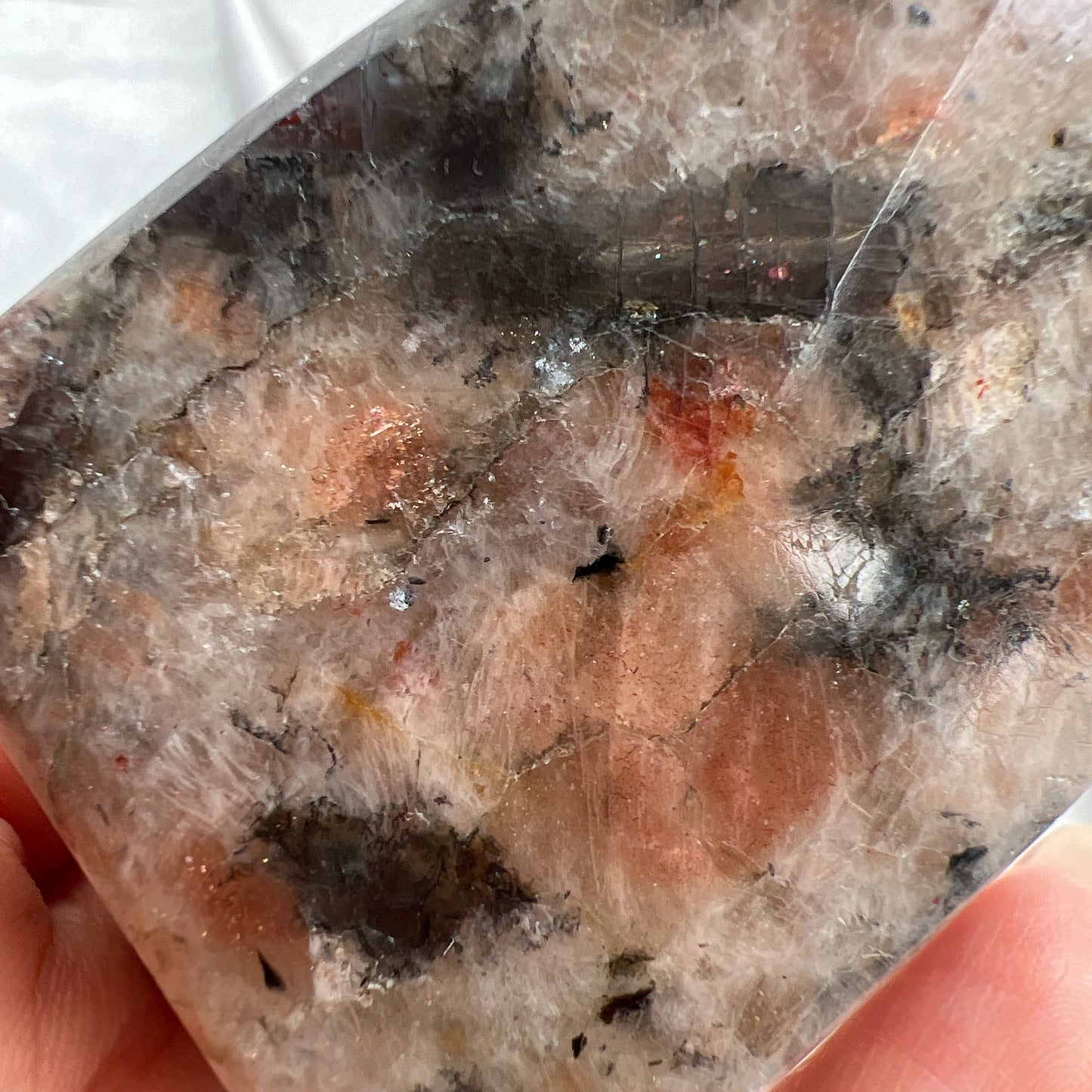 太陽石堇青石共生隨形 Sunstone Iolite 太陽石堇青石結合了Sunstone的溫暖喜悅和Iolite的涼爽平靜,幫助我們看到可能性。當生活感覺混亂,他能幫助我們重新接地並冷靜地評估情況。而且激活了我們解決問題的技能,鼓勵邏輯和直覺思維,帶來新的視角。太陽石堇青石推薦給任何想在身心上更健康的人,幫助我們養成健康的習慣並持開放態度。