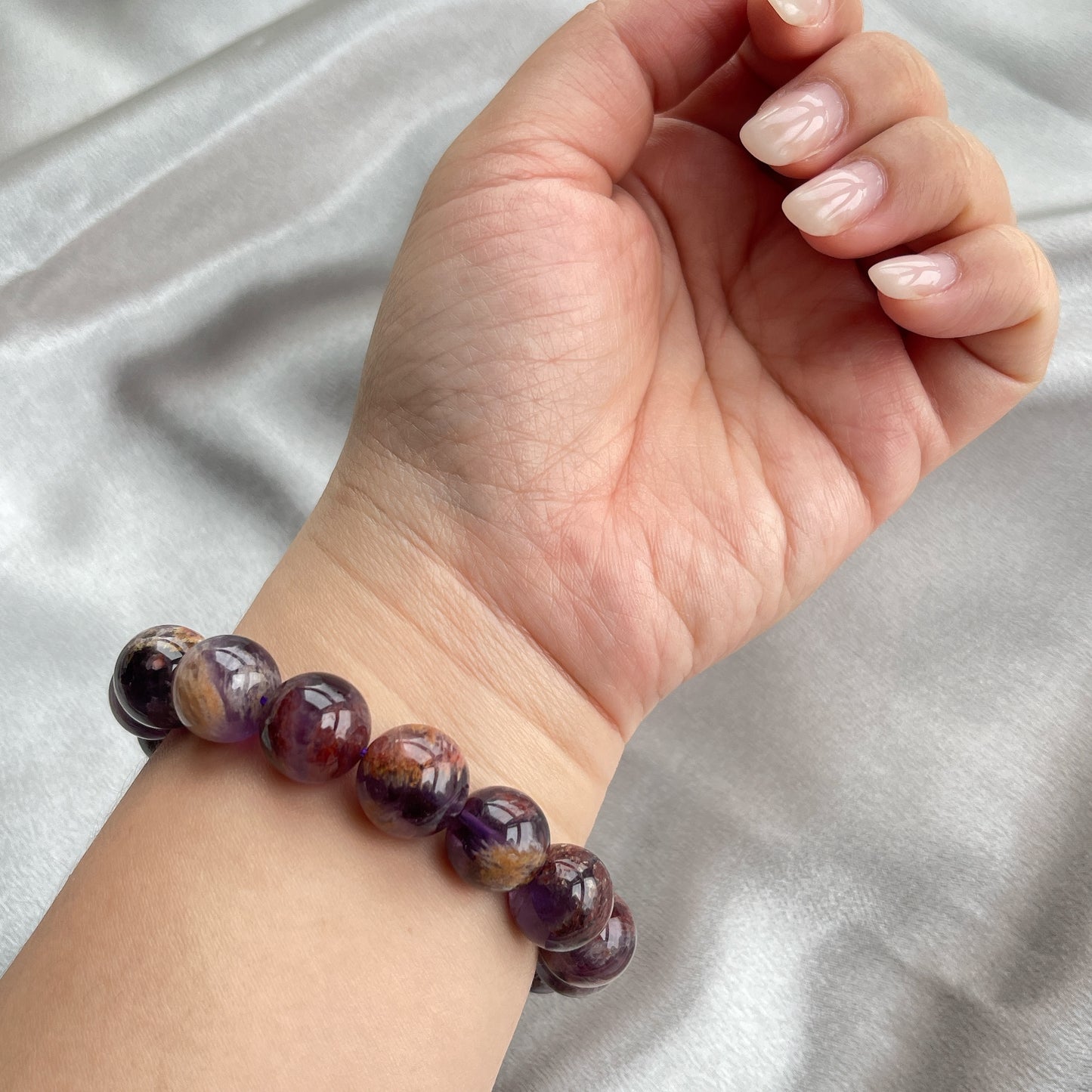 紫幽靈是紫晶和幽靈之共生石,所以除了有紫水晶之功效外, 還對於提升事業,正財運有幫助呢😊 紫水晶 -代表著智慧,幫助頭腦清晰 -增加機智,提高直覺力與潛意識 -有助思考,激發創意,加強記憶力 -有「社交之石」之稱,有助於常遇貴人 -紫色光招引人緣及貴人,具有中國風水學裡「因貴得財」之意。 -加強包容心、容忍性 -舒緩緊張情緒,鎮定安神