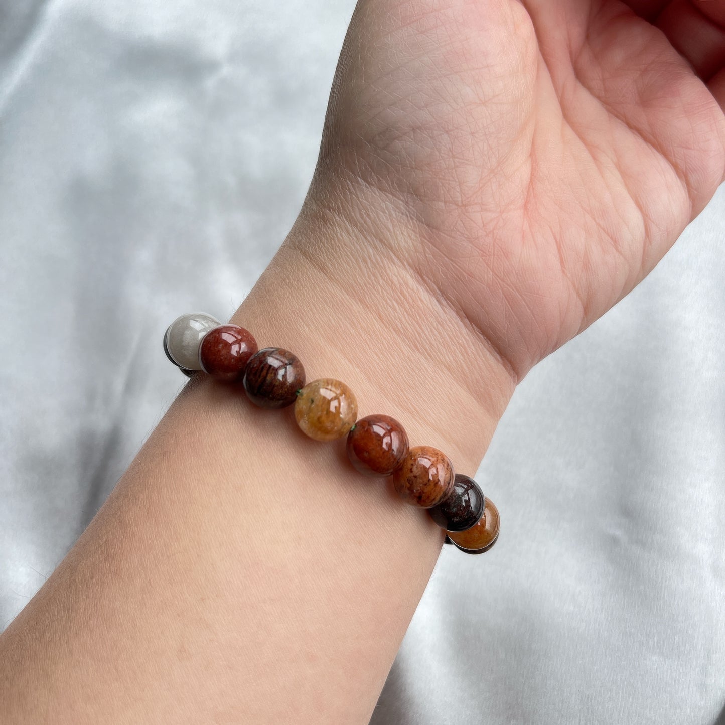 ▫️綠幽靈 -主正財,由事業,主意帶來的財富 -聚財,由辛勤努力而累積的財富 -招有助增旺事業的貴人 -平穩情緒 ▫️紅幽靈 -增加包容心與同理心 -增加理解力與包容能力 -招財的功效 -緩解疲憊,放鬆情緒 ▫️白幽靈 -淨化個人氣場 -提升記憶力