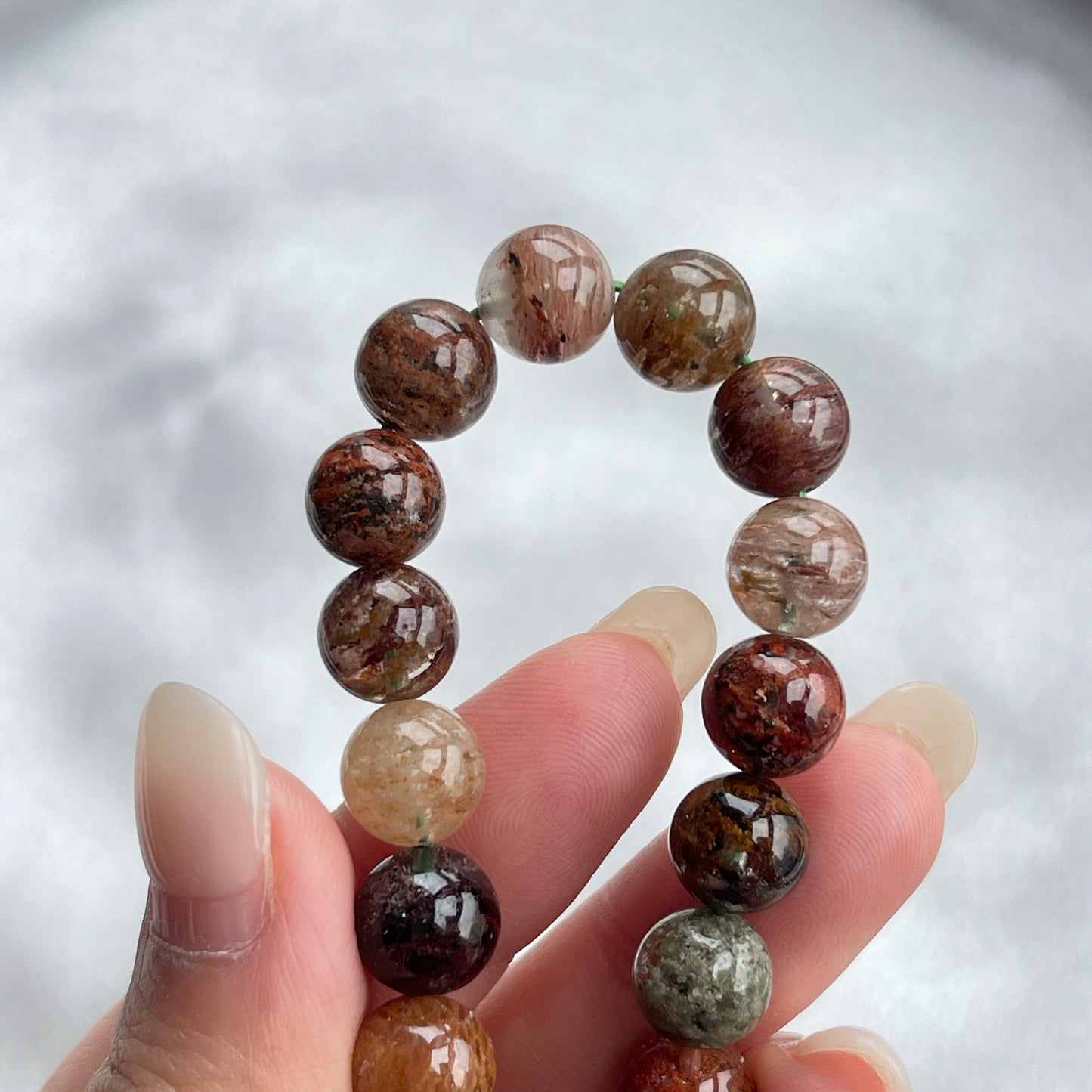 ▫️綠幽靈 -主正財,由事業,主意帶來的財富 -聚財,由辛勤努力而累積的財富 -招有助增旺事業的貴人 -平穩情緒 ▫️紅幽靈 -增加包容心與同理心 -增加理解力與包容能力 -招財的功效 -緩解疲憊,放鬆情緒 ▫️白幽靈 -淨化個人氣場 -提升記憶力