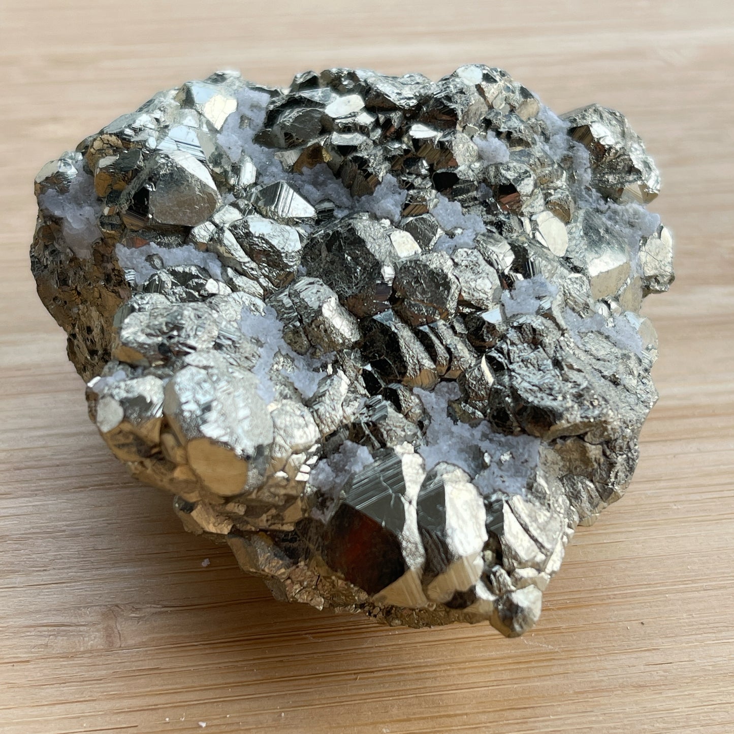 黃鐵礦又名愚人金(Fool’s Gold) 黃鐵礦是鐵和硫所形成的礦物,外觀反射出金黃色的光芒,所以會有人將黃鐵礦和黃金搞混。 🔮聚財法寶🔮 除了大家都十分熟悉的招財聚財功效外,其實黃鐵礦還可以用作辟邪,清除負氣場,淨化室內環境之用。 ** 記得盡量不要將黃鐵礦接觸水氣,盡量保持乾爽,平時得閒用乾紙巾抹抹保持閃令令就可以了😊 Origin : Peru 🇵🇪