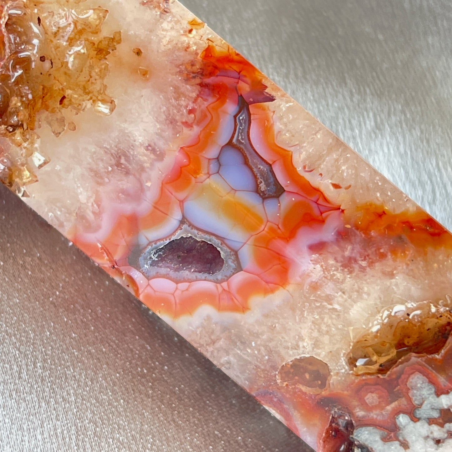 紅玉髓雙尖 紅玉髓屬於玉髓的一種變體,因摻雜氧化鐵而顯色。紅玉髓的顏色多樣,色澤最亮的顯橙白色,而最暗的接近黑色。 紅玉髓是貴族的象徵,作為瑪瑙中的一類,是瑪瑙中的貴族🤴🏻👸🏻早在新石氣時代早期的保加利亞,紅色的玉髓就被用做寶珠。 -加強血液循環 -激發勇氣,活力 -改掉懶惰和冷漠的態度 -對改善易怒的情緒有幫助