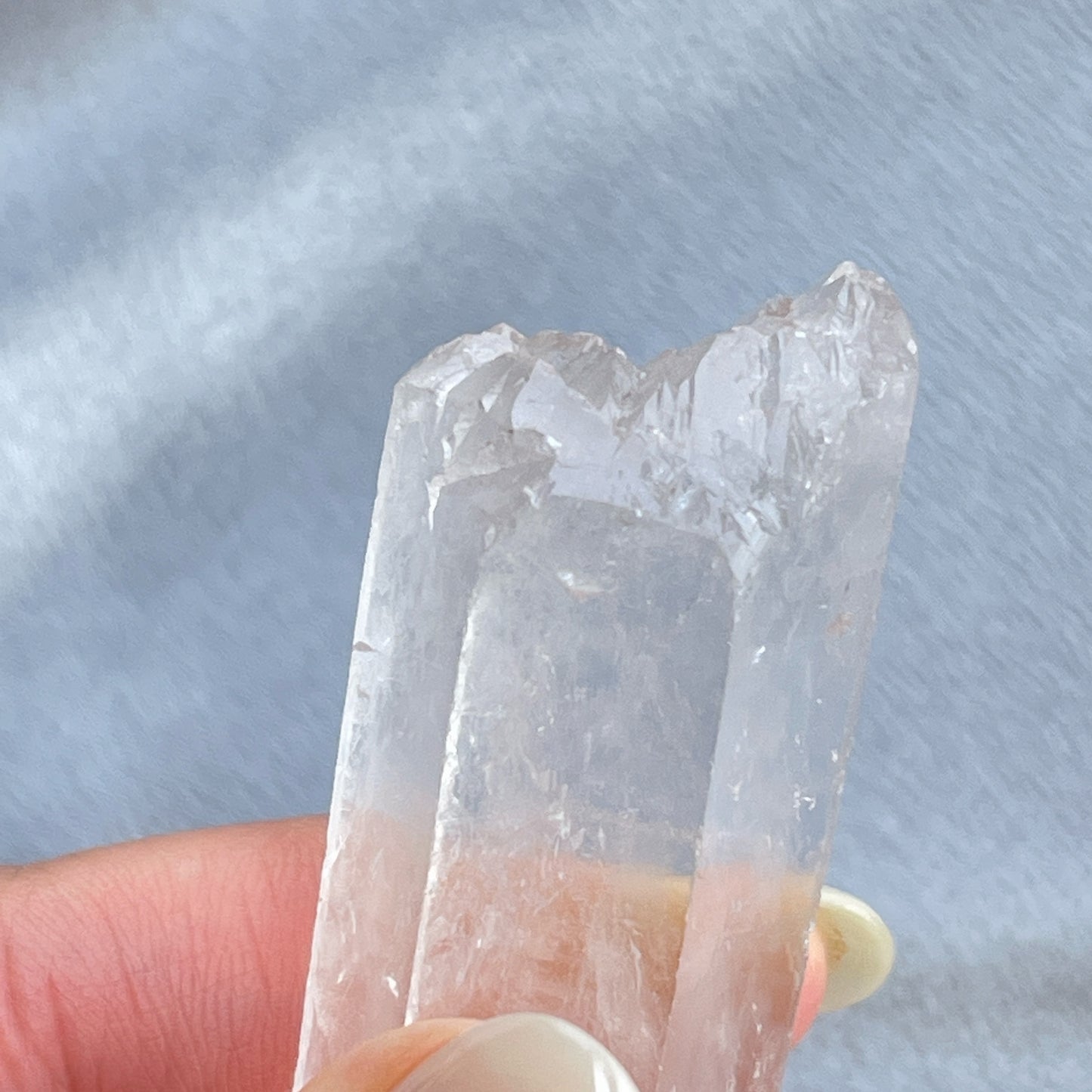 白水晶雙尖原石 今次巴西返左一lot 白水晶原石,全部未經打磨,全部保留了最原來的面貌,以及美麗嘅生長紋 -淨化人和空間裡的負能量 -釋放負能量,平衡內心的焦慮不安 -提升自我肯定,提升正能量 -幫助集中注意力,穩定情緒