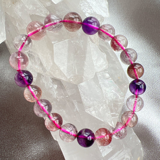 超級7 Super Seven 是一種全方面提升運氣的水晶,有助於平衡七個脈輪的能量,包括健康、愛情、人緣、貴人、招財、療癒、防小人和排除負能量等。它是一種非常特殊的水晶,幫助您在各個方面提升運勢和能量。 它包含了七種不同的共生礦物,包括白水晶、紫水晶、茶水晶、黃磷鐵礦、針鐵礦、纖維礦和金紅石。每一種礦物都有其獨特的能量和功效,這些礦物在一起共生,形成了一種強大的能量場。 -能夠幫助您全方面提升運氣和能量 -能夠幫助您平衡自己的能量場 -增強身體的免疫力和自癒能力 -同時增強其他一起配戴的水晶效能