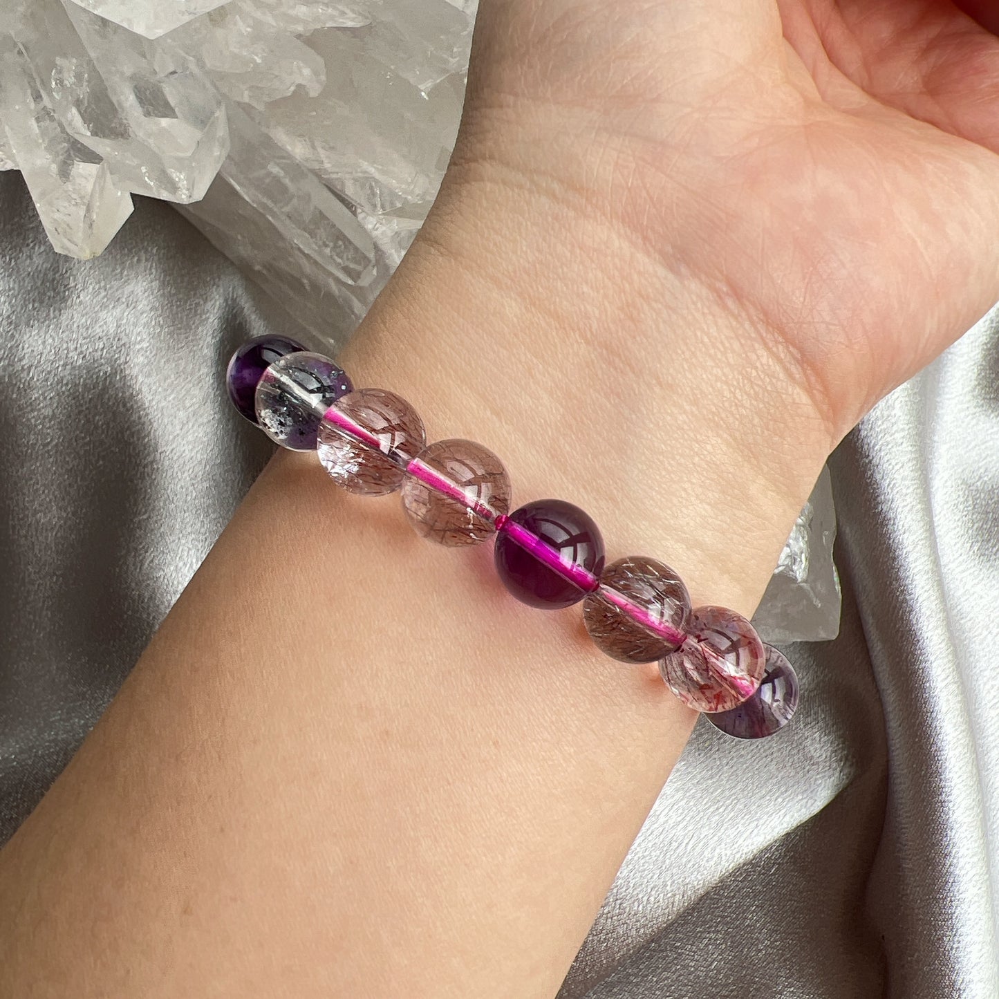 超級7 Super Seven 是一種全方面提升運氣的水晶,有助於平衡七個脈輪的能量,包括健康、愛情、人緣、貴人、招財、療癒、防小人和排除負能量等。它是一種非常特殊的水晶,幫助您在各個方面提升運勢和能量。 它包含了七種不同的共生礦物,包括白水晶、紫水晶、茶水晶、黃磷鐵礦、針鐵礦、纖維礦和金紅石。每一種礦物都有其獨特的能量和功效,這些礦物在一起共生,形成了一種強大的能量場。 -能夠幫助您全方面提升運氣和能量 -能夠幫助您平衡自己的能量場 -增強身體的免疫力和自癒能力 -同時增強其他一起配戴的水晶效能