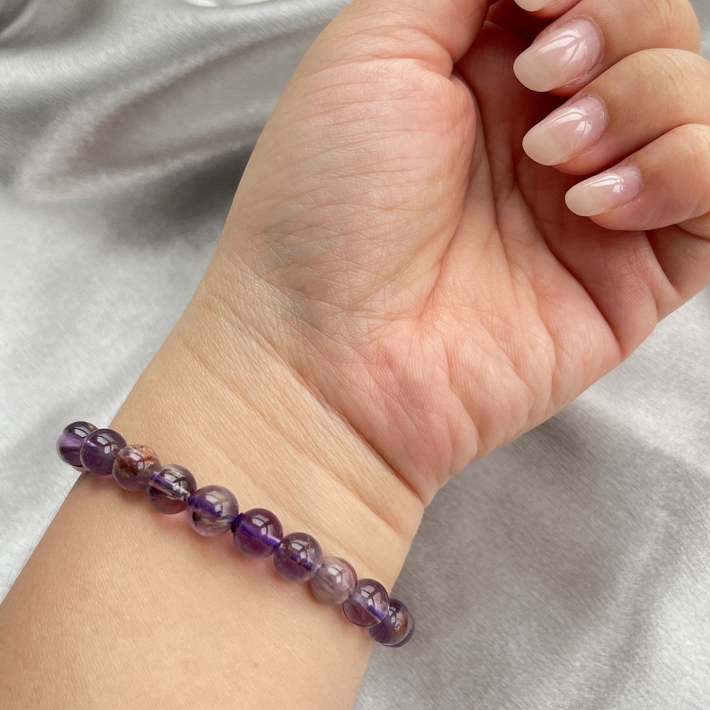 紫幽靈是紫晶和幽靈之共生石,所以除了有紫水晶之功效外, 還對於提升事業,正財運有幫助呢😊 紫水晶 -代表著智慧,幫助頭腦清晰 -增加機智,提高直覺力與潛意識 -有助思考,激發創意,加強記憶力 -有「社交之石」之稱,有助於常遇貴人 -紫色光招引人緣及貴人,具有中國風水學裡「因貴得財」之意。 -加強包容心、容忍性 -舒緩緊張情緒,鎮定安神