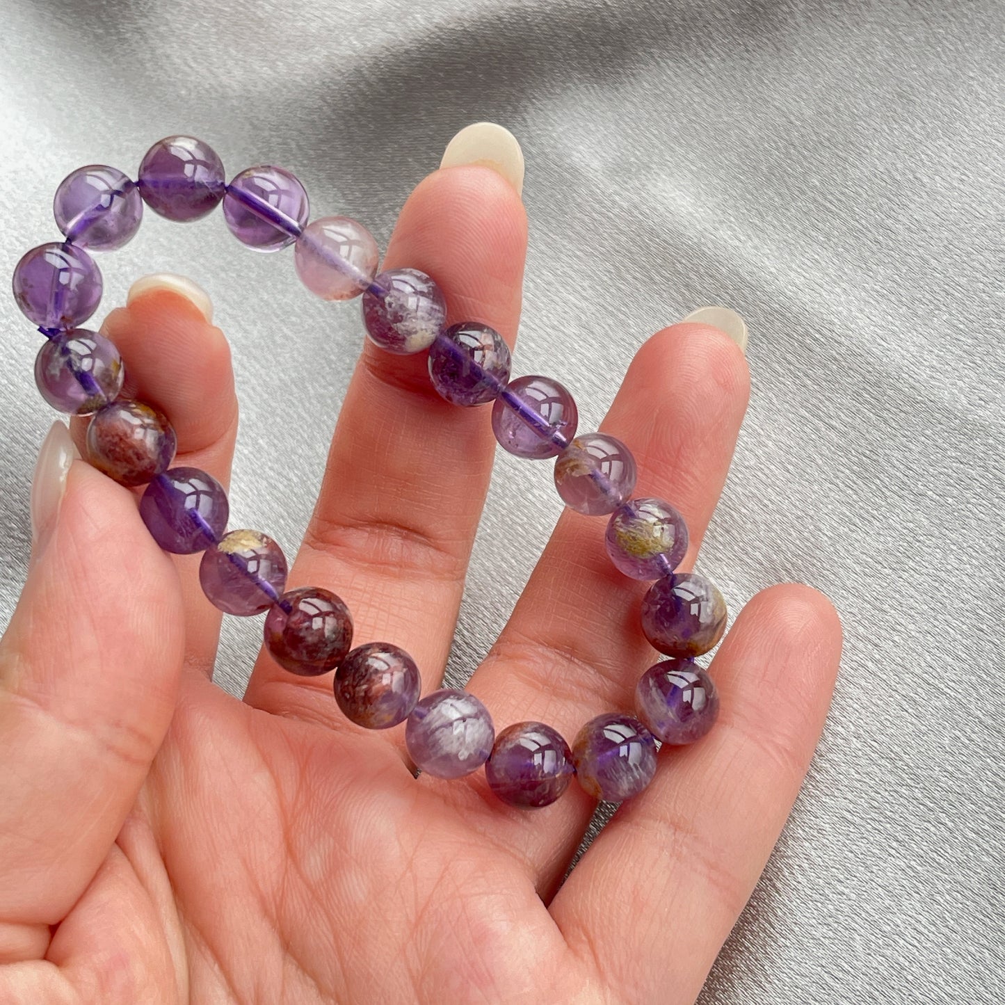 紫幽靈是紫晶和幽靈之共生石,所以除了有紫水晶之功效外, 還對於提升事業,正財運有幫助呢😊 紫水晶 -代表著智慧,幫助頭腦清晰 -增加機智,提高直覺力與潛意識 -有助思考,激發創意,加強記憶力 -有「社交之石」之稱,有助於常遇貴人 -紫色光招引人緣及貴人,具有中國風水學裡「因貴得財」之意。 -加強包容心、容忍性 -舒緩緊張情緒,鎮定安神