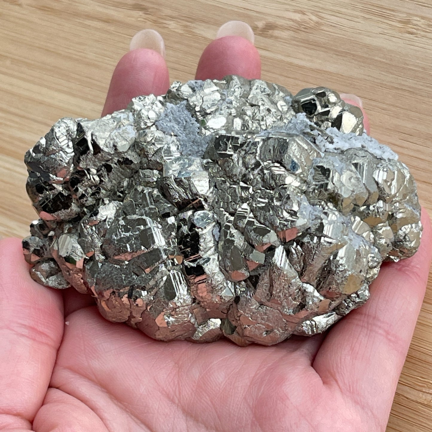 黃鐵礦又名愚人金(Fool’s Gold) 黃鐵礦是鐵和硫所形成的礦物,外觀反射出金黃色的光芒,所以會有人將黃鐵礦和黃金搞混。 🔮聚財法寶🔮 除了大家都十分熟悉的招財聚財功效外,其實黃鐵礦還可以用作辟邪,清除負氣場,淨化室內環境之用。 ** 記得盡量不要將黃鐵礦接觸水氣,盡量保持乾爽,平時得閒用乾紙巾抹抹保持閃令令就可以了😊 Origin : Peru 🇵🇪