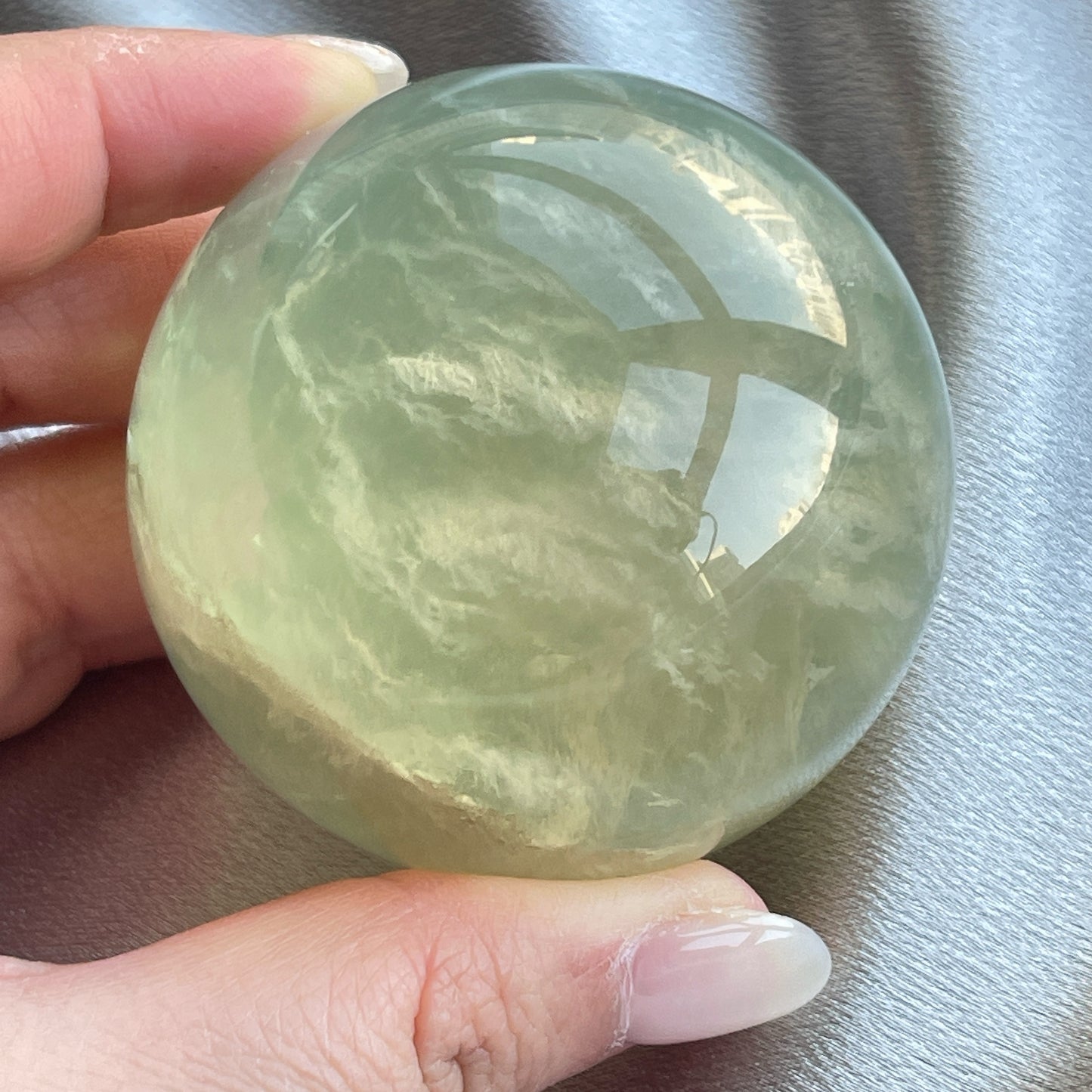 螢石是不可或缺的晶石之一,除左螢石有豐富嘅色彩和好高的觀賞價值之外,放她在工作枱亦都可以時時刻刻緩解煩躁的情緒,有助減低壓力,去除人體積累的負能量,同時亦可以減低電子器材發出的輻射。 -螢石 -幫助頭腦保持清晰 -提升注意力集中 -適合常常用腦ge 朋友同同學仔 綠螢石可幫助消除焦慮的消極感受,亦提高了冷靜思考和應對的能力。