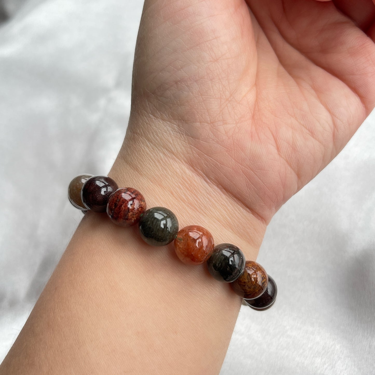 ▫️綠幽靈 -主正財,由事業,主意帶來的財富 -聚財,由辛勤努力而累積的財富 -招有助增旺事業的貴人 -平穩情緒 ▫️紅幽靈 -增加包容心與同理心 -增加理解力與包容能力 -招財的功效 -緩解疲憊,放鬆情緒 ▫️白幽靈 -淨化個人氣場 -提升記憶力