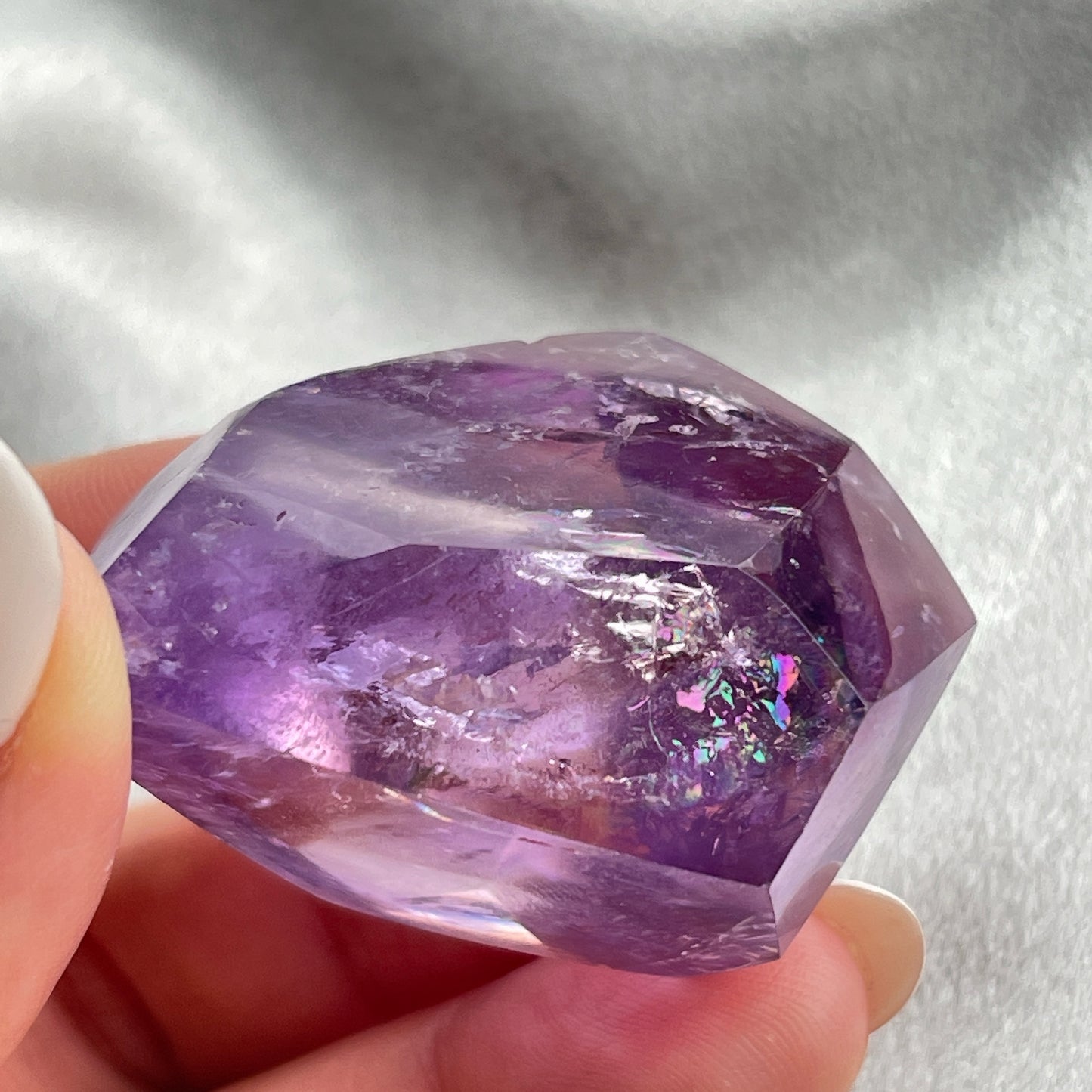 紫水晶隨形 紫水晶 -代表著智慧,幫助頭腦清晰 -增加機智,提高直覺力與潛意識 -有助思考,激發創意,加強記憶力 -有「社交之石」之稱,有助於常遇貴人 -紫色光招引人緣及貴人,具有中國風水學裡「因貴得財」之意。 -加強包容心、容忍性 -舒緩緊張情緒,鎮定安神