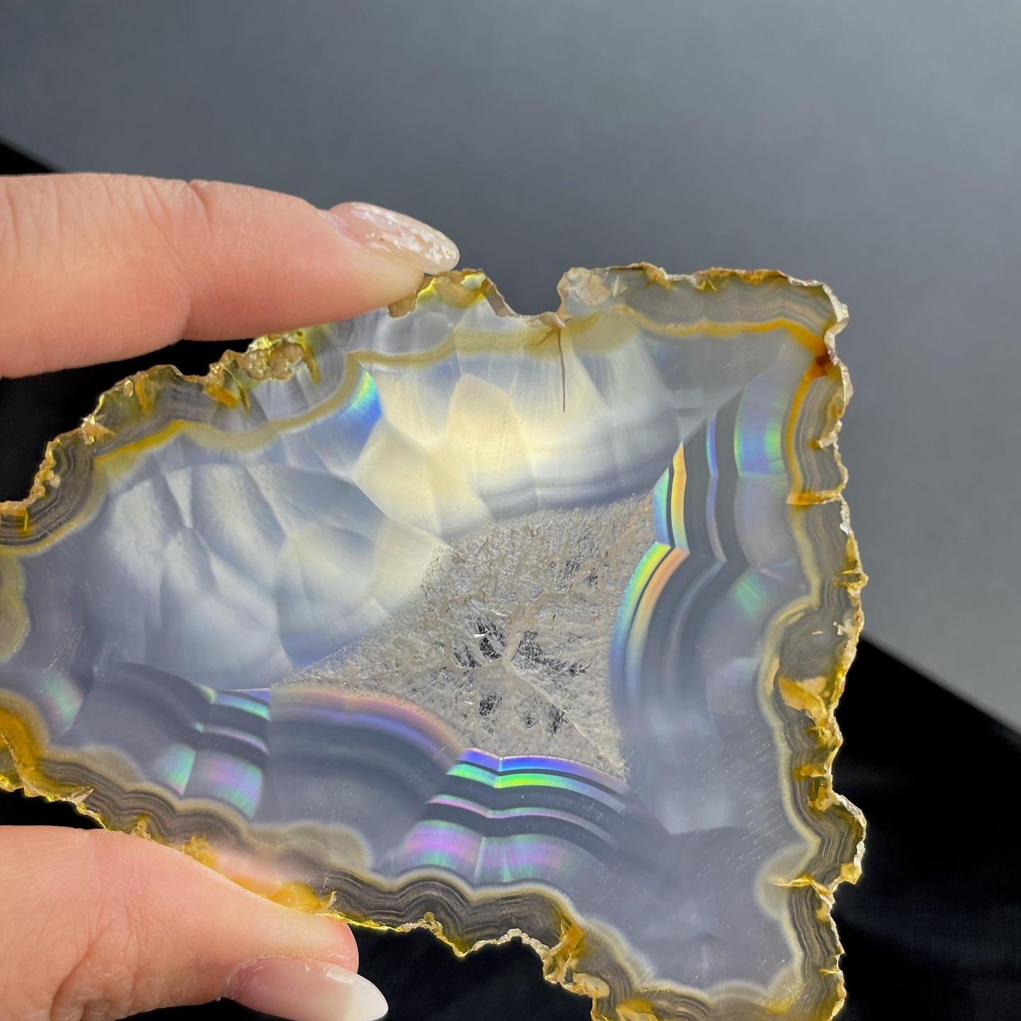 虹彩瑪瑙是一種細帶狀、半透明的石髓 (Chalcedony),並且可將透射光分解成為光譜顏色。”Iris”意為”彩虹”或”虹彩虹色的”,源自於希臘彩虹女神的名字。 Iris agate is a finely-banded, translucent variety of chalcedony that breaks up transmitted light into spectral colors. The word “Iris” means “rainbow” or “to make iridescent” and is derived from the name of the Greek goddess of the rainbow. *以上資料轉載自 “GIA Hong Kong - Jul 2021”