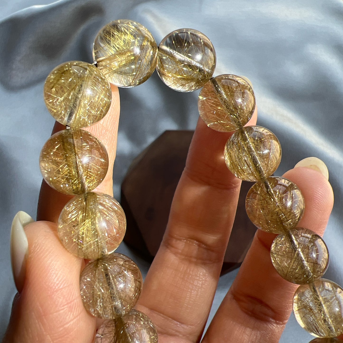 高質香檳色魔鬼髮晶/銀銅髮晶 全清晶體,髮多分明。在燈光照耀下,會呈現非常美麗的閃爍效果。是加強財運方面的好選擇! -旺正財及偏財 -有利生意增長,開拓業務 -有助改善個人運勢 -助你找回自信,做事積極向上 -增強領導能力 -加強決策力,勇氣和魄力 -可作護身符,辟邪擋煞 -去負能量