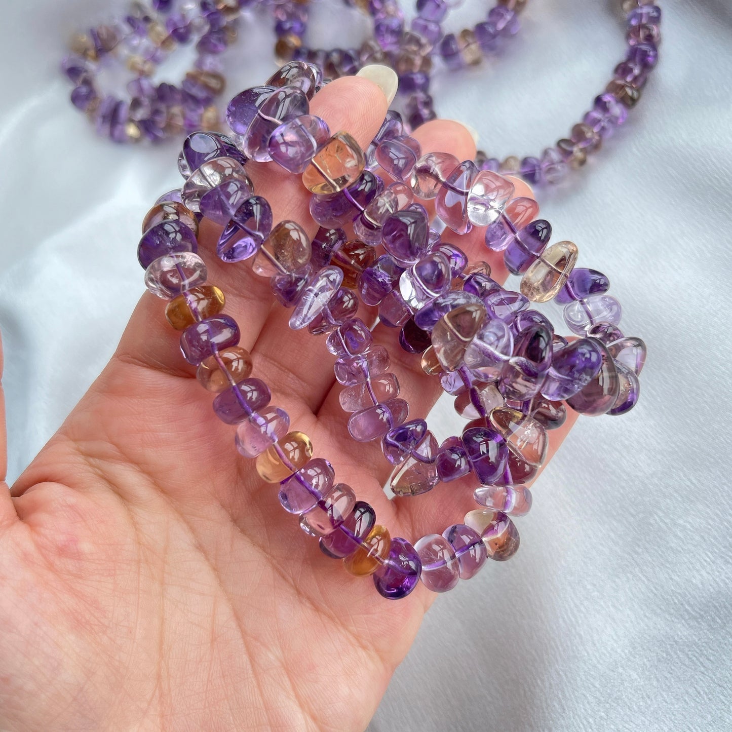 紫黃晶是同時有著兩種水晶的功效 紫晶 -代表著智慧,幫助頭腦清晰 -增加機智,提高直覺力與潛意識 -有助思考,激發創意,加強記憶力 -有「社交之石」之稱,有助於常遇貴人 -紫色光招引人緣及貴人,具有中國風水學裡「因貴得財」之意。 -加強包容心、容忍性 -舒緩緊張情緒,鎮定安神 黃水晶 -招財,增進財運(正財,偏財) -為人所知的興旺石,代表著繁榮 -有放大功效,幫助強化自信和勇氣 -振奮精神,加強企圖心,有助事業發展 -減少負面能量,增加生活動力 -助你成為散播快樂和喜悅的人 *將隨機寄出