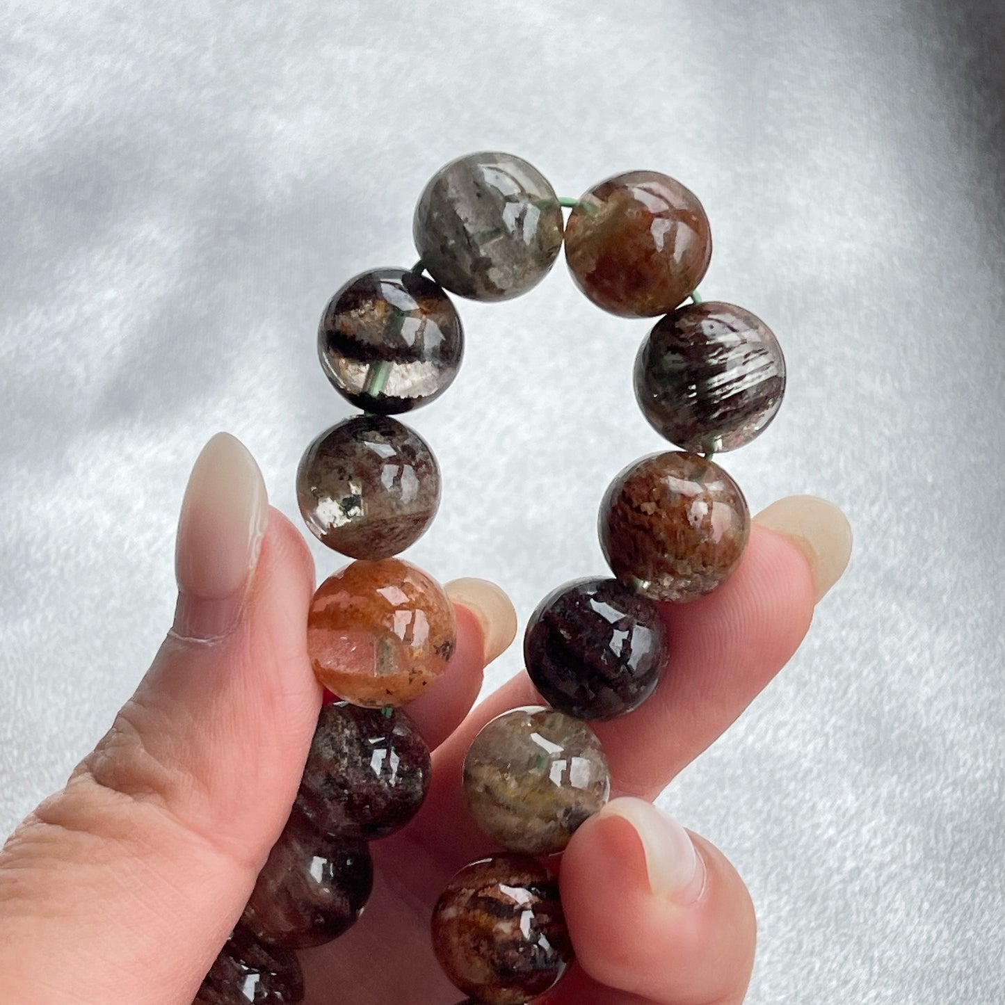▫️綠幽靈 -主正財,由事業,主意帶來的財富 -聚財,由辛勤努力而累積的財富 -招有助增旺事業的貴人 -平穩情緒 ▫️紅幽靈 -增加包容心與同理心 -增加理解力與包容能力 -招財的功效 -緩解疲憊,放鬆情緒 ▫️白幽靈 -淨化個人氣場 -提升記憶力