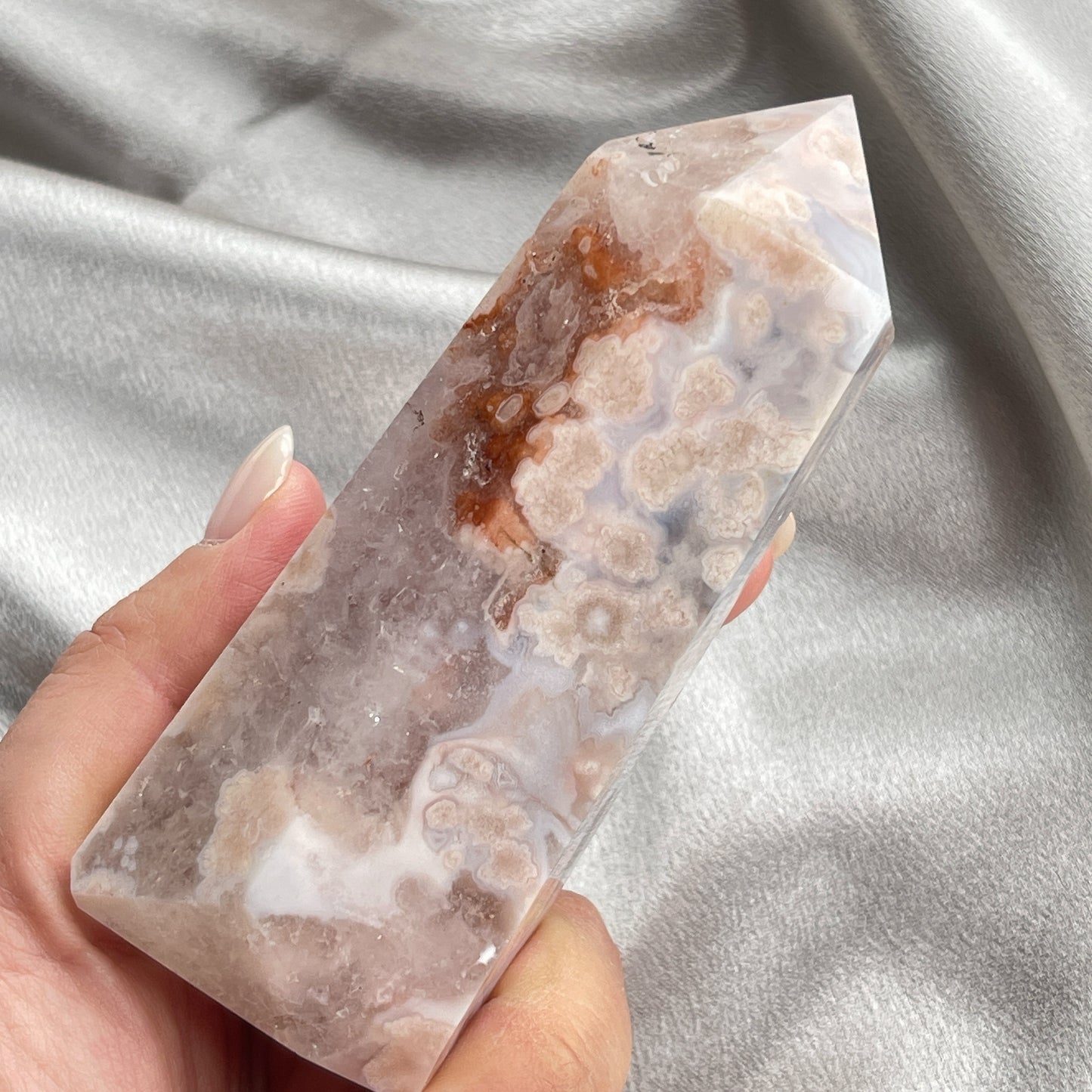 這是一枝紅玉髓和櫻花瑪瑙和石英共生柱,是瑪瑙的其中一種,而且質素很好,有很多朵小櫻花圖案🌸好溫柔的配合,好好看 ▪️紅玉髓屬於玉髓的一種變體,因摻雜氧化鐵而顯色。紅玉髓的顏色多樣,色澤最亮的顯橙白色,而最暗的接近黑色。 紅玉髓是貴族的象徵,作為瑪瑙中的一類,是瑪瑙中的貴族🤴🏻👸🏻早在新石氣時代早期的保加利亞,紅色的玉髓就被用做寶珠。 -加強血液循環 -激發勇氣,活力 -改掉懶惰和冷漠的態度 -對改善易怒的情緒有幫助 瑪瑙-Agate品種繁多,整個瑪瑙家族十分龐大。其中一種瑪瑙充滿溫柔優雅之美,深受女仕們喜愛,就是櫻花瑪瑙 - Blossoms Agate🌸 櫻花瑪瑙被視為寶石中的「第三眼」,靈性十足,象徵友善與愛心,也代表希望。 櫻花瑪瑙晶體內含粉白色、猶如朵朵盛開之櫻花的共生礦,每枝形態獨一無二,為人帶來溫柔細膩的內涵,會令人要停下來慢慢欣賞佢嘅美。 -能令人精神放鬆,減少失眠症狀 -瑪瑙具有平衡,穩定及保護的作用 -也是護身符及辟邪物,有保平安功效 -瑪瑙維持身心和諧,增強愛、忠誠及勇氣