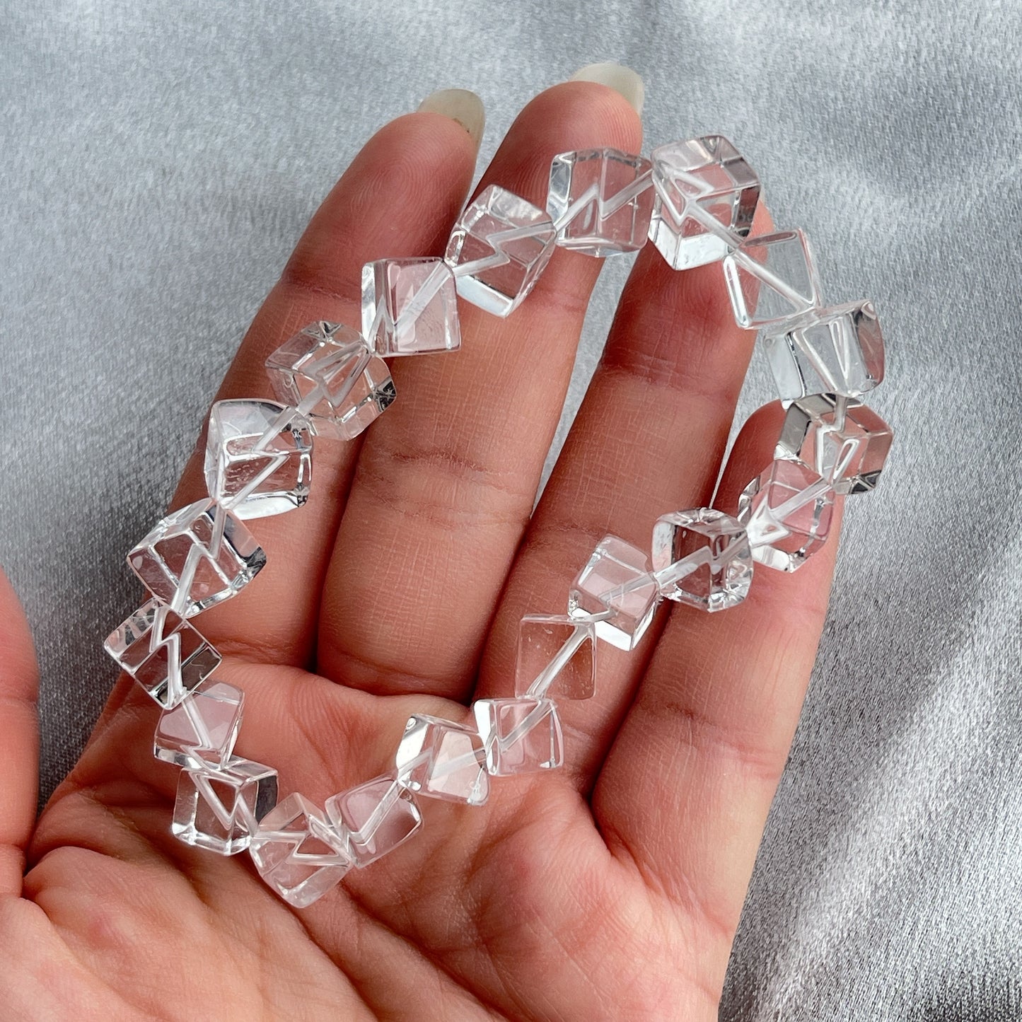 「水晶之王」,是萬用療癒石 -能淨化四周負性能量 -釋放負能量,平衡內心的焦慮不安 -鎮定安神之效,開發智慧 -提升自我肯定,提升正能量 -幫助集中注意力,有助讀書求學