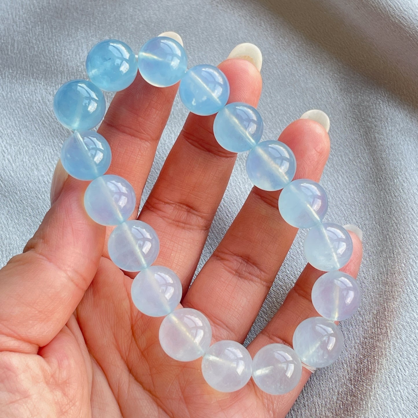 漸變海藍寶手串 海藍寶是歐洲自古以來最為人喜愛的寶石,並以Aquamarine 這個丁語為名,意思指「海水」。 海藍寶與祖母綠一樣屬於「綠柱石族」的寶石,裡面的水藍色是微量的鐵元素所造成的。 -放鬆緊張情緒,提升做事的勇氣和自信 -加強溝通,說服和表達能力 -適合工作上常常需要和人溝通的朋友