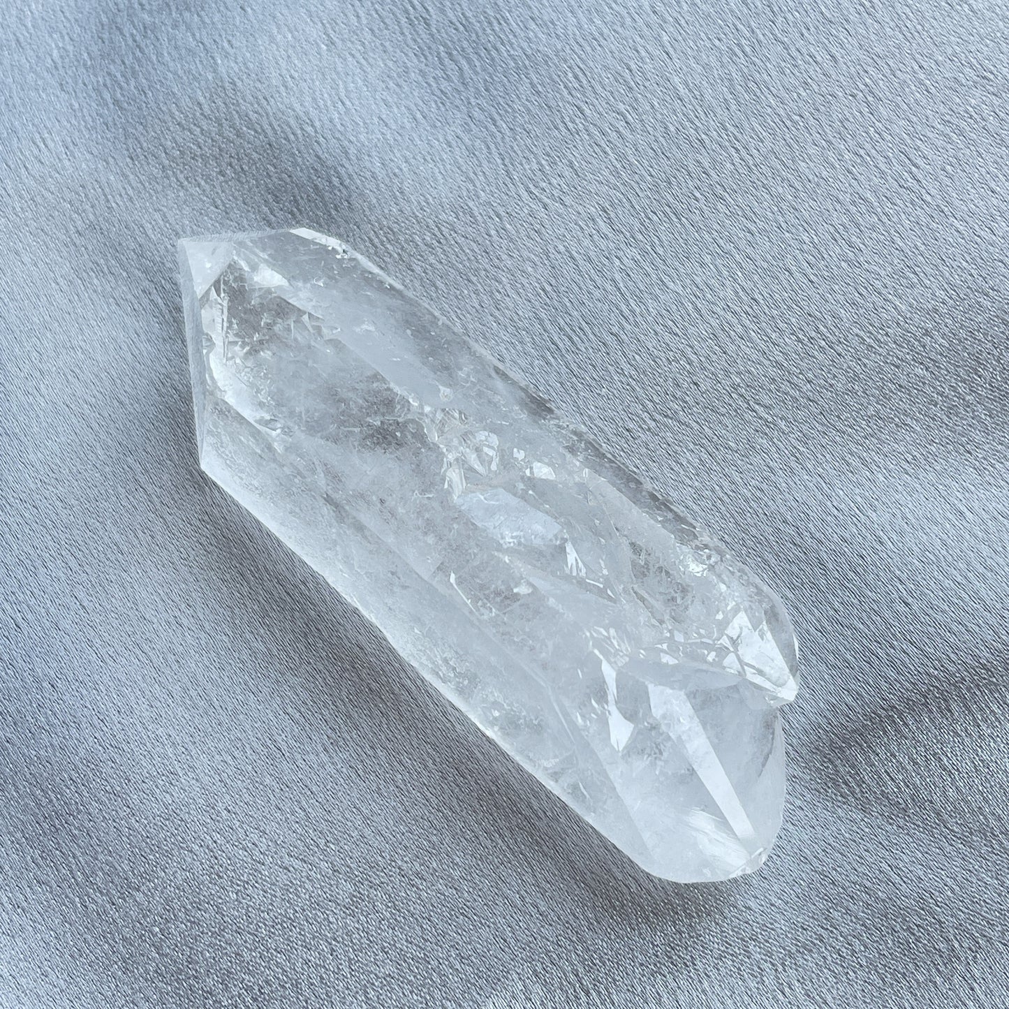 白水晶雙尖原石 今次巴西返左一lot 白水晶原石,全部未經打磨,全部保留了最原來的面貌,以及美麗嘅生長紋 -淨化人和空間裡的負能量 -釋放負能量,平衡內心的焦慮不安 -提升自我肯定,提升正能量 -幫助集中注意力,穩定情緒