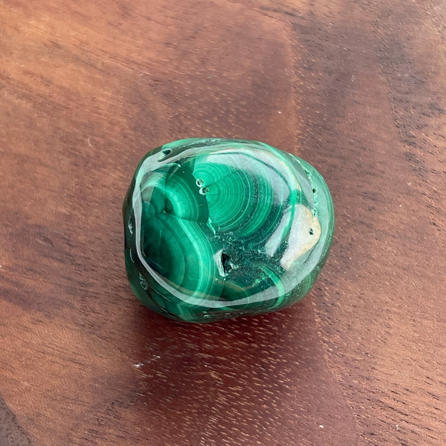 孔雀石 孔雀石鮮明的綠色色調和圖紋擁有一種獨特嘅魅力。 原來這種礦石在西元前埃及人是會將這種礦石磨成粉末作顏料來使用,這種方法連日本人都一樣把這個顏料當做岩繪的工具,是珍貴的日本畫材料,並且稱為「岩綠青」。 除此之外,歐洲國家會用作作各樣的護身符,有助吸引負面能量,為你帶來安定和情緒平衡。