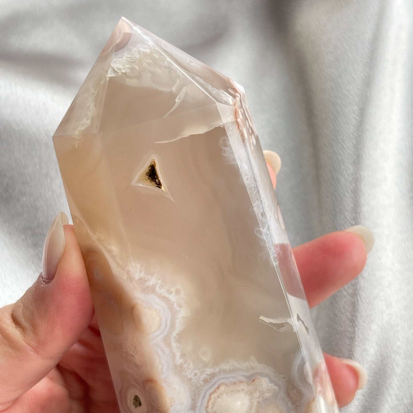 這一枝瑪瑙顏色好透徹圓潤,櫻花圖案超級可愛、好看,簡約的風格,值得收藏。 瑪瑙-Agate品種繁多,整個瑪瑙家族十分龐大。其中一種瑪瑙充滿溫柔優雅之美,深受女仕們喜愛,就是櫻花瑪瑙 - Blossoms Agate🌸 櫻花瑪瑙被視為寶石中的「第三眼」,靈性十足,象徵友善與愛心,也代表希望。 櫻花瑪瑙晶體內含粉白色、猶如朵朵盛開之櫻花的共生礦,每枝形態獨一無二,為人帶來溫柔細膩的內涵,會令人要停下來慢慢欣賞佢嘅美。 -能令人精神放鬆,減少失眠症狀 -瑪瑙具有平衡,穩定及保護的作用 -也是護身符及辟邪物,有保平安功效 -瑪瑙維持身心和諧,增強愛、忠誠及勇氣