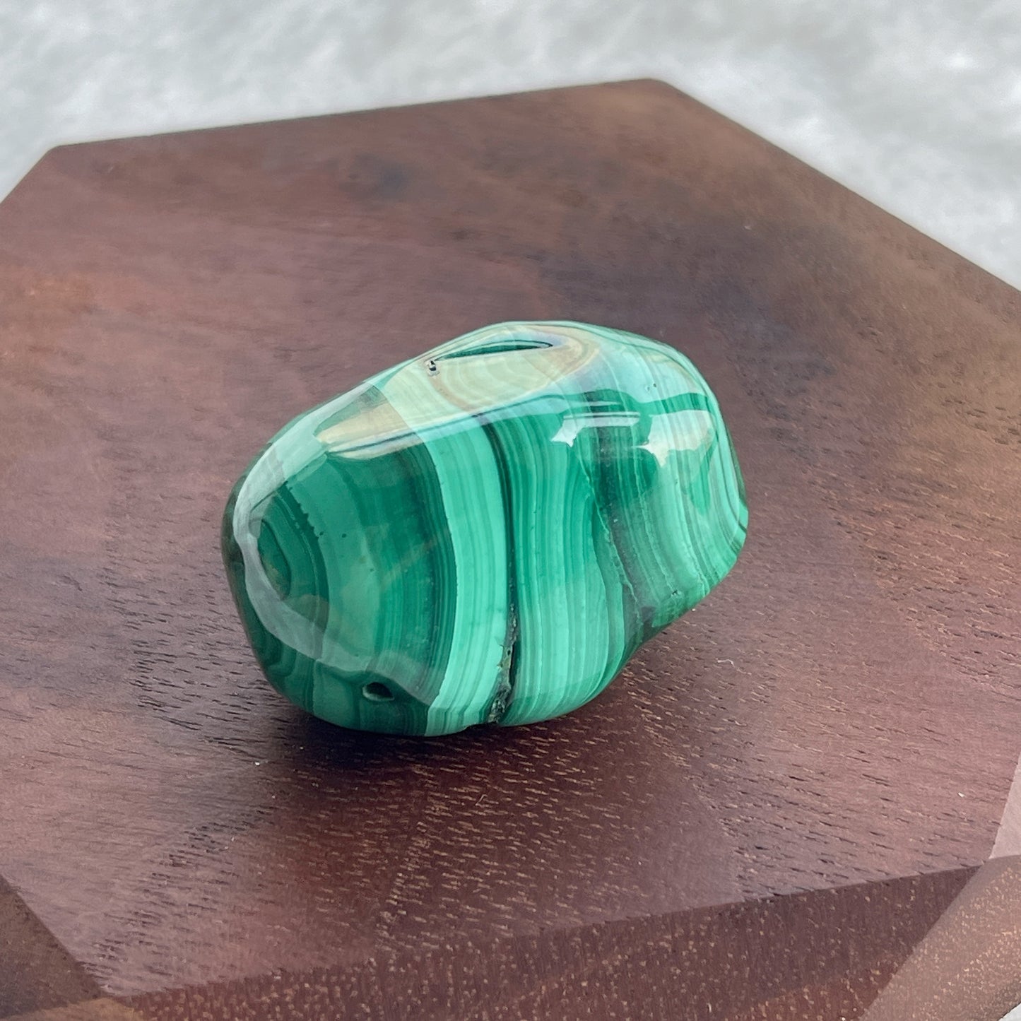 孔雀石 孔雀石鮮明的綠色色調和圖紋擁有一種獨特嘅魅力。 原來這種礦石在西元前埃及人是會將這種礦石磨成粉末作顏料來使用,這種方法連日本人都一樣把這個顏料當做岩繪的工具,是珍貴的日本畫材料,並且稱為「岩綠青」。 除此之外,歐洲國家會用作作各樣的護身符,有助吸引負面能量,為你帶來安定和情緒平衡。
