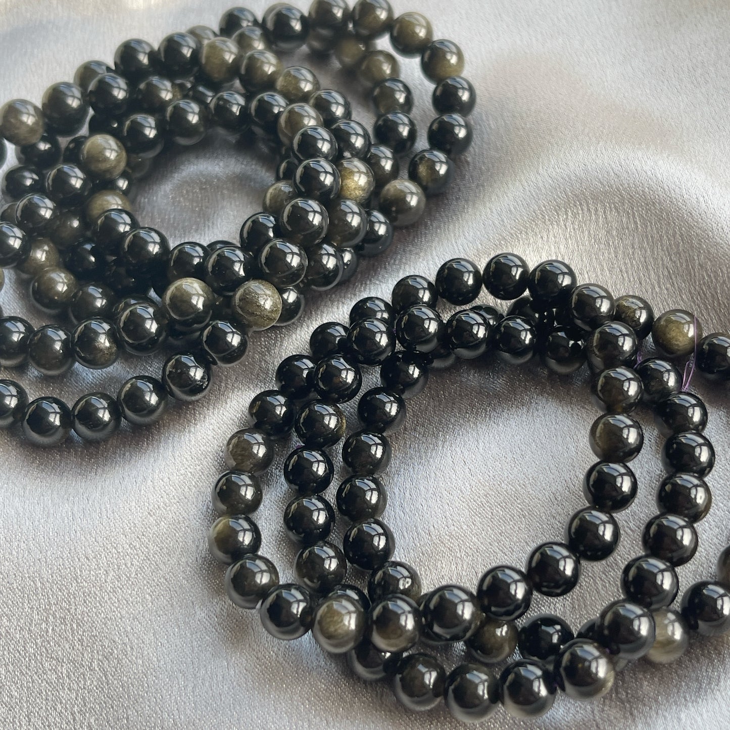 金曜石手串 金曜石又名金沙黑曜石,是較高質量,有好閃好耀眼的金光,跟黑曜石一樣擁有很強大辟邪的能力,排走唔好的能量,排走衰運和小人。 - 超強辟邪 - 保平安 - 舒緩壓力