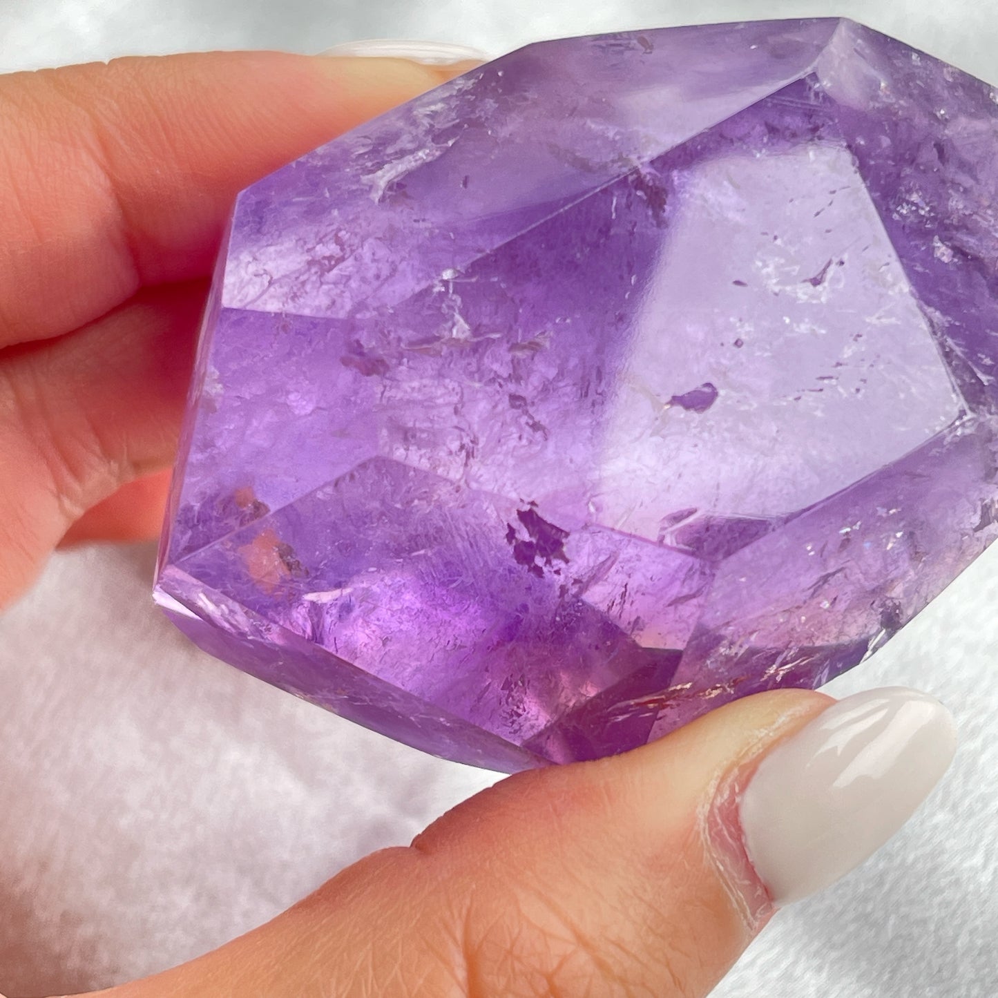 紫水晶隨形 紫水晶 -代表著智慧,幫助頭腦清晰 -增加機智,提高直覺力與潛意識 -有助思考,激發創意,加強記憶力 -有「社交之石」之稱,有助於常遇貴人 -紫色光招引人緣及貴人,具有中國風水學裡「因貴得財」之意。 -加強包容心、容忍性 -舒緩緊張情緒,鎮定安神