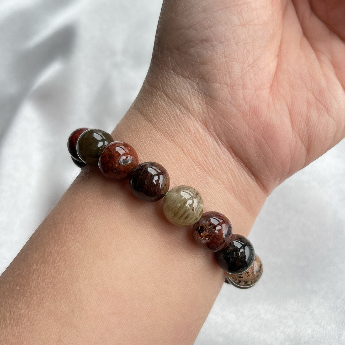 ▫️綠幽靈 -主正財,由事業,主意帶來的財富 -聚財,由辛勤努力而累積的財富 -招有助增旺事業的貴人 -平穩情緒 ▫️紅幽靈 -增加包容心與同理心 -增加理解力與包容能力 -招財的功效 -緩解疲憊,放鬆情緒 ▫️白幽靈 -淨化個人氣場 -提升記憶力