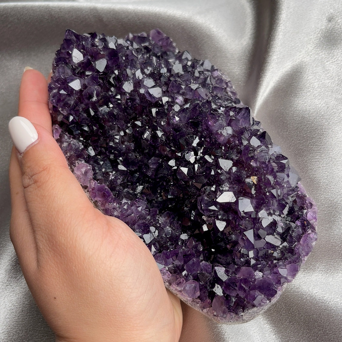 紫水晶 -招福保平安,聚財聚人氣 -紫色光招引人緣及貴人,具有中國風水學裡「因貴得財」之意 -代表著智慧,幫助頭腦清晰 -增加機智,提高直覺力與潛意識 -有助思考,激發創意,加強記憶力 -有「社交之石」之稱,有助於常遇貴人 -加強包容心、容忍性 -舒緩緊張情緒,鎮定安神