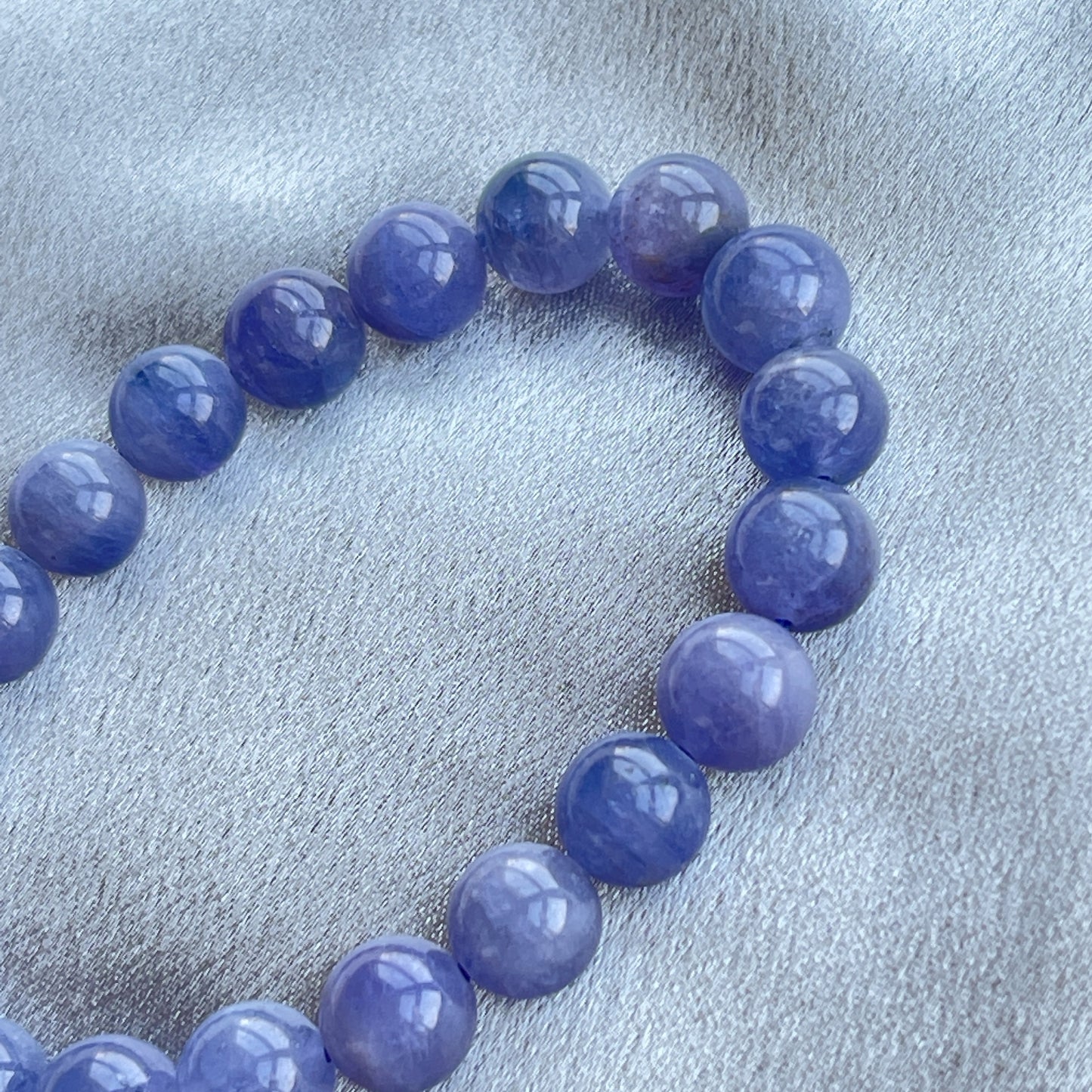 坦桑石手串 -Tanzanite ✨十二月誕生石✨ 幫助於迷茫中找到方向和力量 增強覺悟性,提高自我反省能力 增強人際關係和溝通技巧 平衡情緒,減輕壓力和焦慮 提升創造力和想像力,激發靈感 它是一種相對脆弱的寶石:儘管坦桑石的硬度在6.5-7之間,但它的脆弱性比其他寶石更高,因此需要特別小心保護和保養。