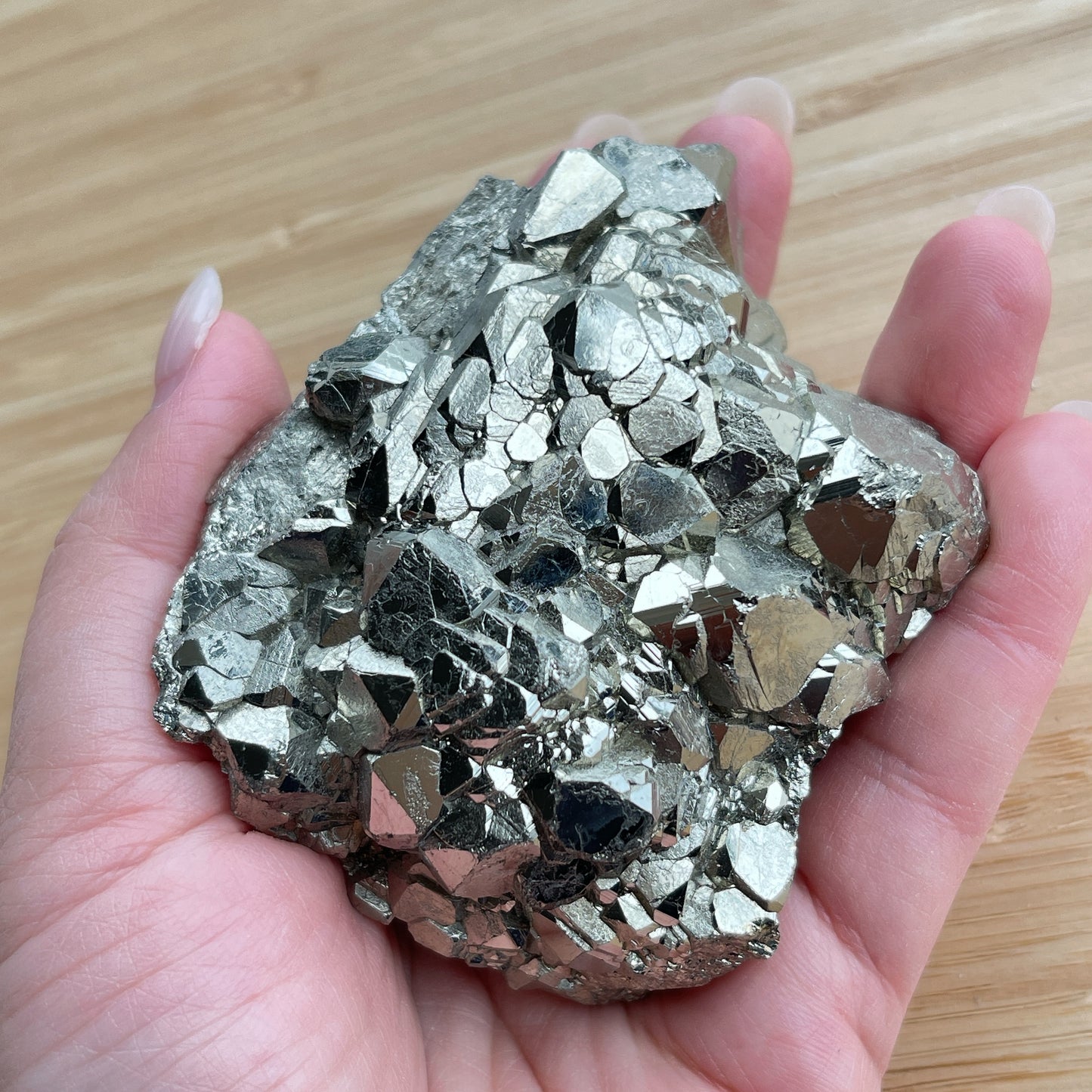 黃鐵礦又名愚人金(Fool’s Gold) 黃鐵礦是鐵和硫所形成的礦物,外觀反射出金黃色的光芒,所以會有人將黃鐵礦和黃金搞混。 🔮聚財法寶🔮 除了大家都十分熟悉的招財聚財功效外,其實黃鐵礦還可以用作辟邪,清除負氣場,淨化室內環境之用。 ** 記得盡量不要將黃鐵礦接觸水氣,盡量保持乾爽,平時得閒用乾紙巾抹抹保持閃令令就可以了😊 Origin : Peru 🇵🇪