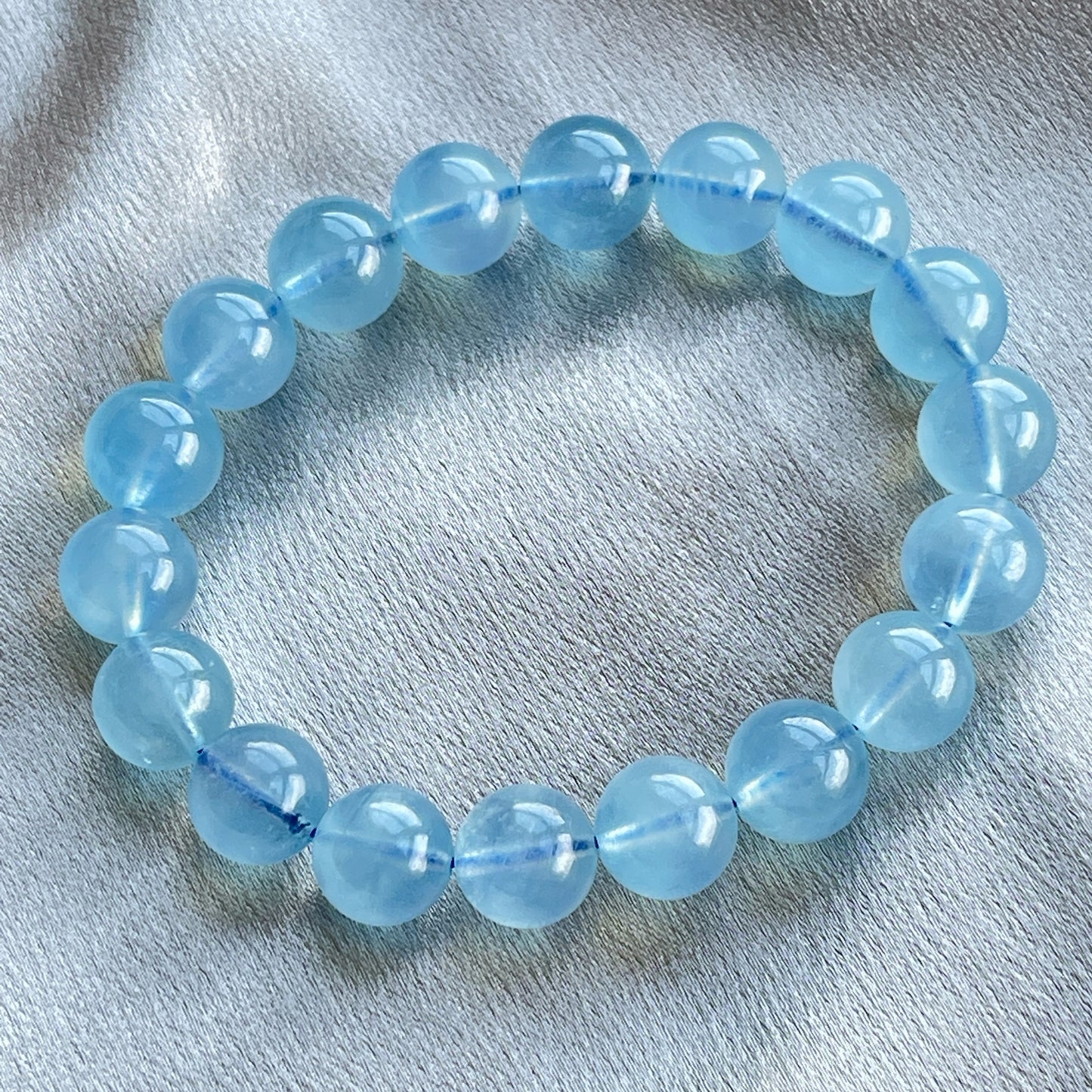 海藍寶手串 海藍寶是歐洲自古以來最為人喜愛的寶石,並以Aquamarine 這個丁語為名,意思指「海水」。 海藍寶與祖母綠一樣屬於「綠柱石族」的寶石,裡面的水藍色是微量的鐵元素所造成的。 -放鬆緊張情緒,提升做事的勇氣和自信 -提升表達能力⬆️ -適合工作上常常需要和人溝通的朋友