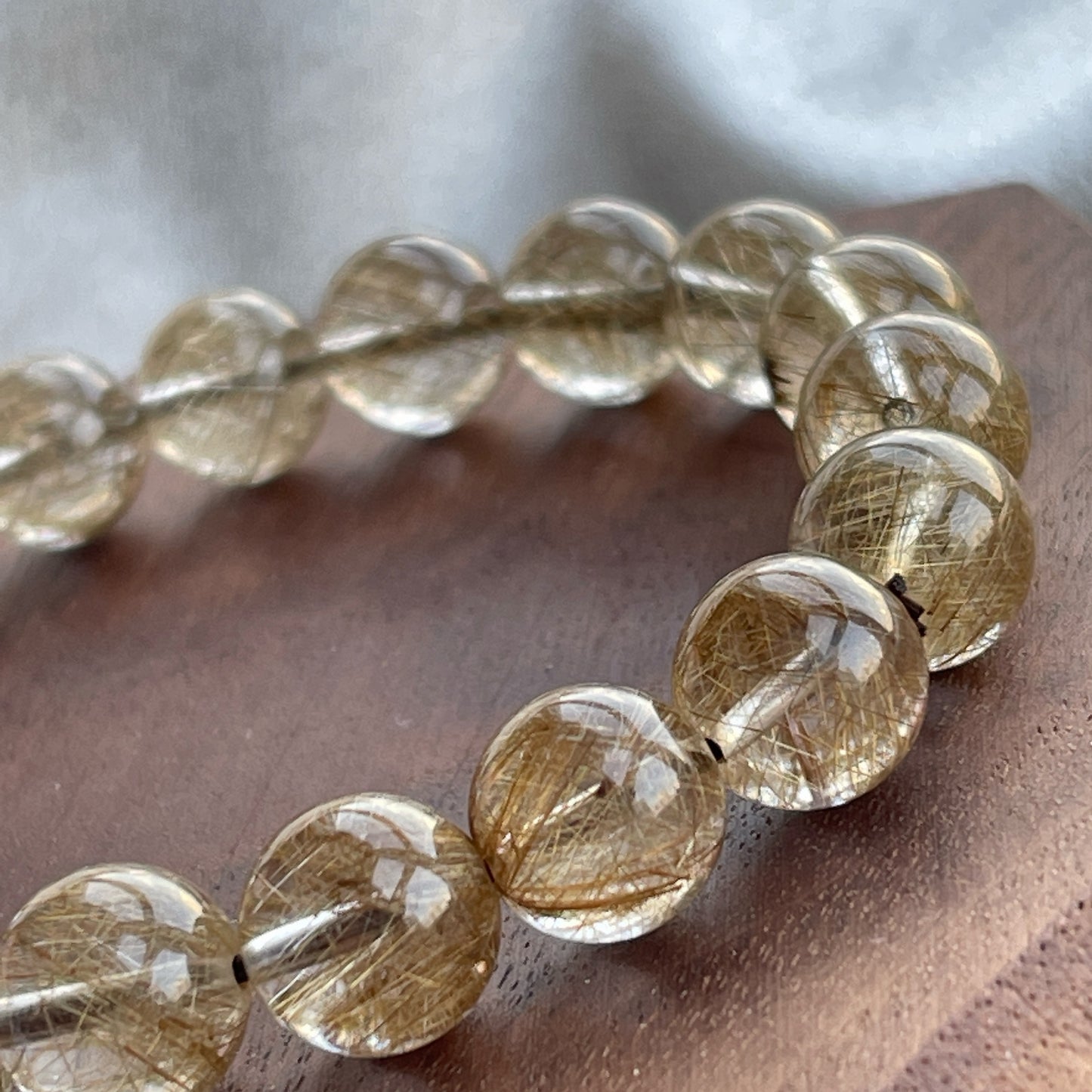 高質香檳色魔鬼髮晶/銀銅髮晶 全清晶體,髮多分明。在燈光照耀下,會呈現非常美麗的閃爍效果。是加強財運方面的好選擇! -旺正財及偏財 -有利生意增長,開拓業務 -有助改善個人運勢 -助你找回自信,做事積極向上 -增強領導能力 -加強決策力,勇氣和魄力 -可作護身符,辟邪擋煞 -去負能量