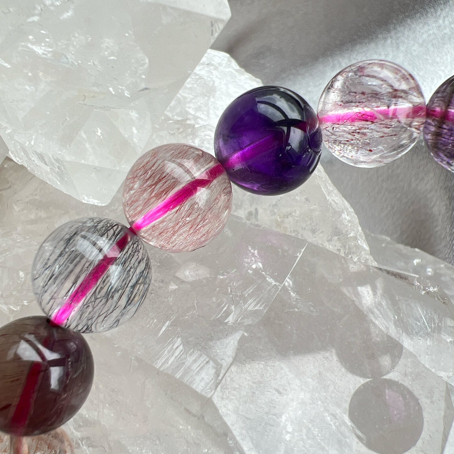 Super Seven 超級7 超級7 Super Seven 是一種全方面提升運氣的水晶,有助於平衡七個脈輪的能量,包括健康、愛情、人緣、貴人、招財、療癒、防小人和排除負能量等。它是一種非常特殊的水晶,幫助您在各個方面提升運勢和能量。 它包含了七種不同的共生礦物,包括白水晶、紫水晶、茶水晶、黃磷鐵礦、針鐵礦、纖維礦和金紅石。每一種礦物都有其獨特的能量和功效,這些礦物在一起共生,形成了一種強大的能量場。 -能夠幫助您全方面提升運氣和能量 -能夠幫助您平衡自己的能量場 -增強身體的免疫力和自癒能力 -同時增強其他一起配戴的水晶效能