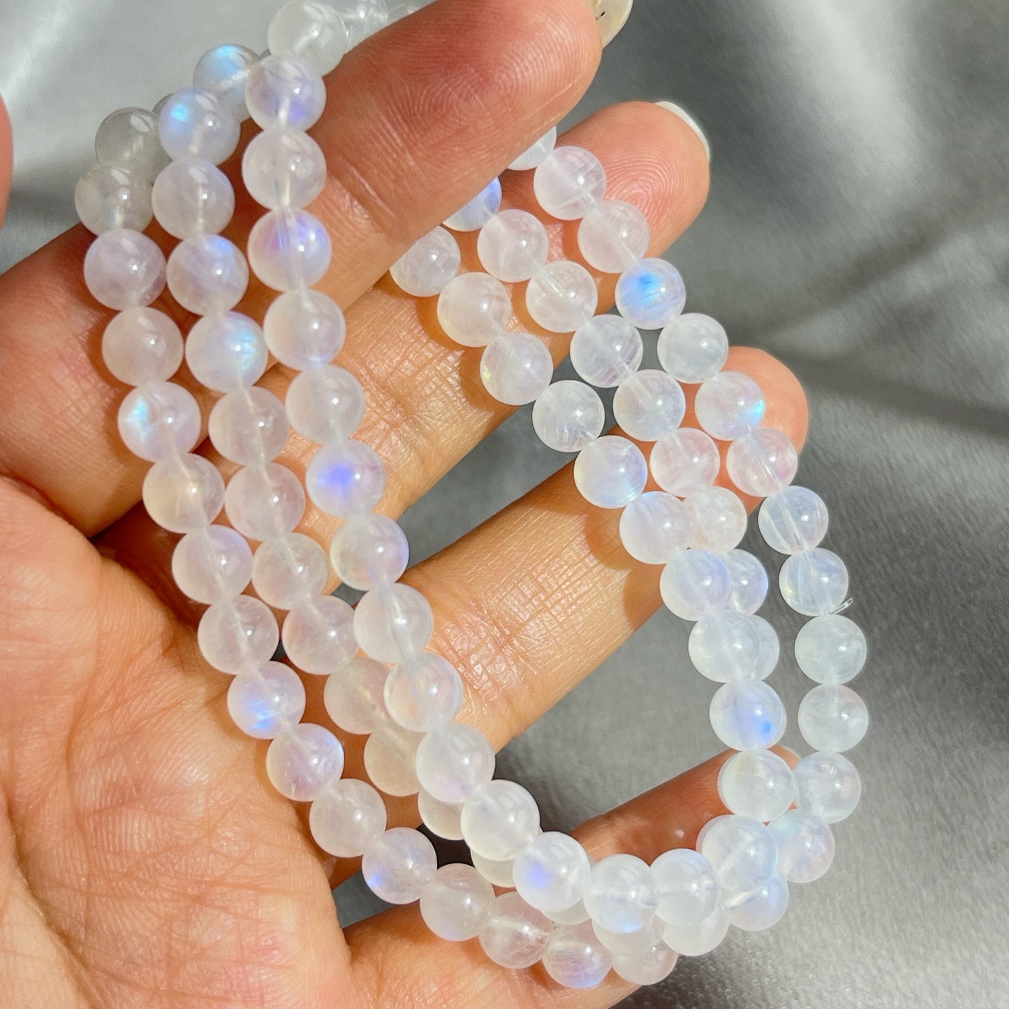 月亮石又名月光石 -是六月幸運誕生石:象徵健康、富貴 -有助穩定情緒和緩解負面情緒 -有助性格較衝動、說話率直的人變得較柔和 -放鬆身心,重拾平靜和諧 -能潤滑感情,是解決情侶紛爭的晶石