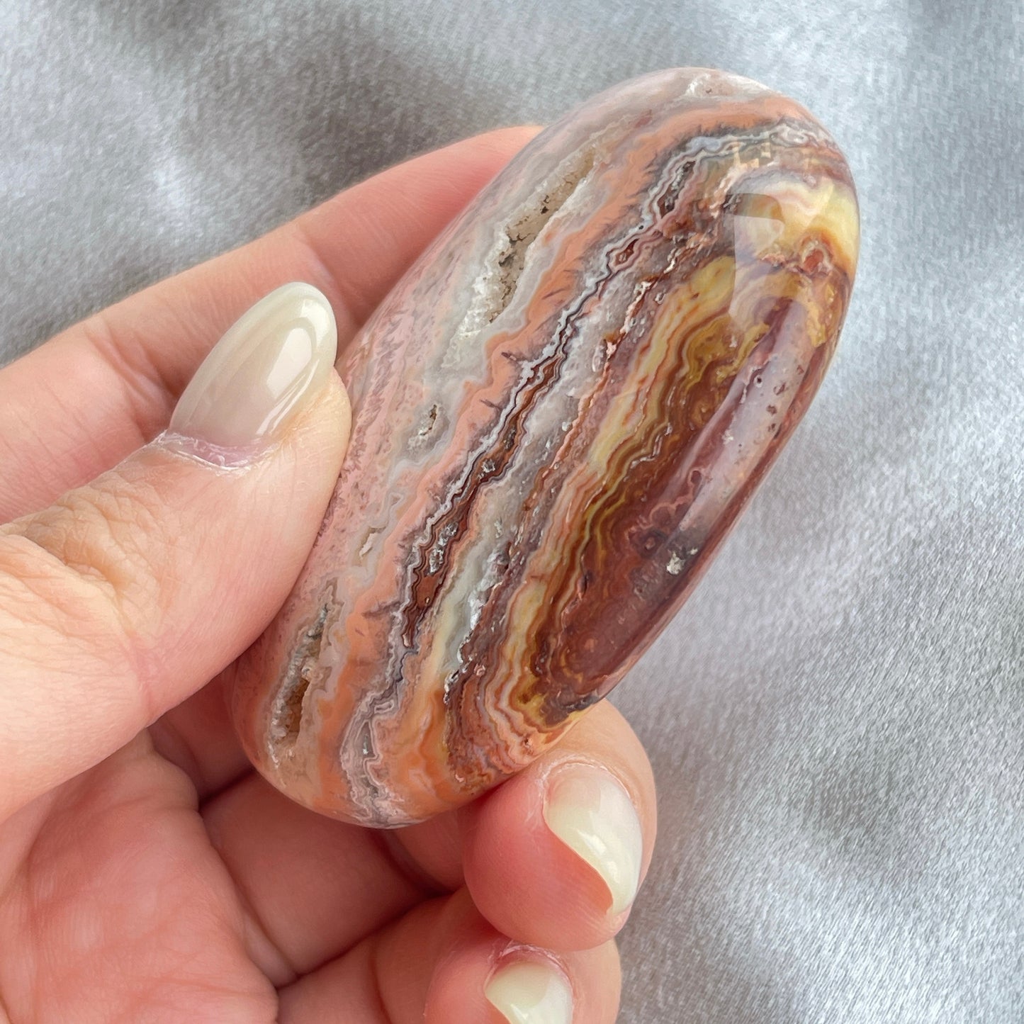 Pink crazy lace agate是一種多彩的瑪瑙,通常呈粉紅色,並有白色、灰色、黃色等顏色的斑紋。它的名字“crazy lace”意指其形狀和斑紋猶如瘋狂的迴線,非常有趣。Pink crazy lace agate被認為具有平衡、和諧和穩定情緒的功效。它也被視為一種有助於增強信心、勇氣和行動力的水晶,有助於消除負面情緒,增加正能量。