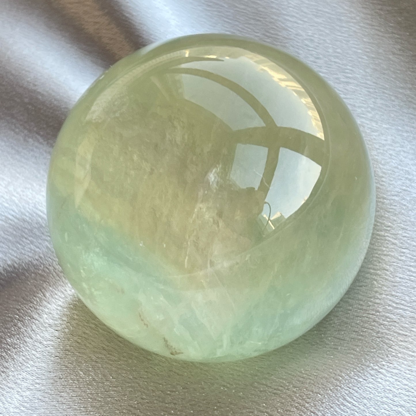 螢石是不可或缺的晶石之一,除左螢石有豐富嘅色彩和好高的觀賞價值之外,放她在工作枱亦都可以時時刻刻緩解煩躁的情緒,有助減低壓力,去除人體積累的負能量,同時亦可以減低電子器材發出的輻射。 -螢石 -幫助頭腦保持清晰 -提升注意力集中 -適合常常用腦ge 朋友同同學仔 綠螢石可幫助消除焦慮的消極感受,亦提高了冷靜思考和應對的能力。