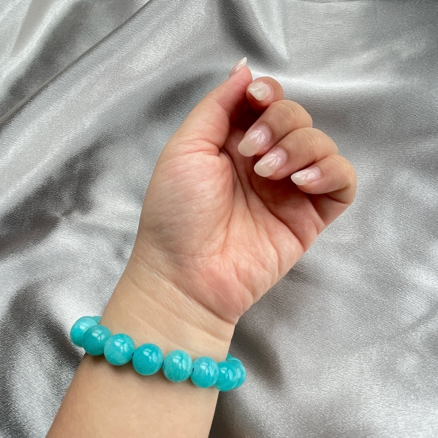 天河石手串 又名「亞馬遜石」,自古以來亦被稱為「希望之石」,為擁有祂的人帶來希望之光。 -緩解壓力、緊張的情緒,擺脫負能量 -幫助養成冷靜沉著的思考能力 -誠實表達自己的想法 -帶有幸運、投機、化險為夷的能量