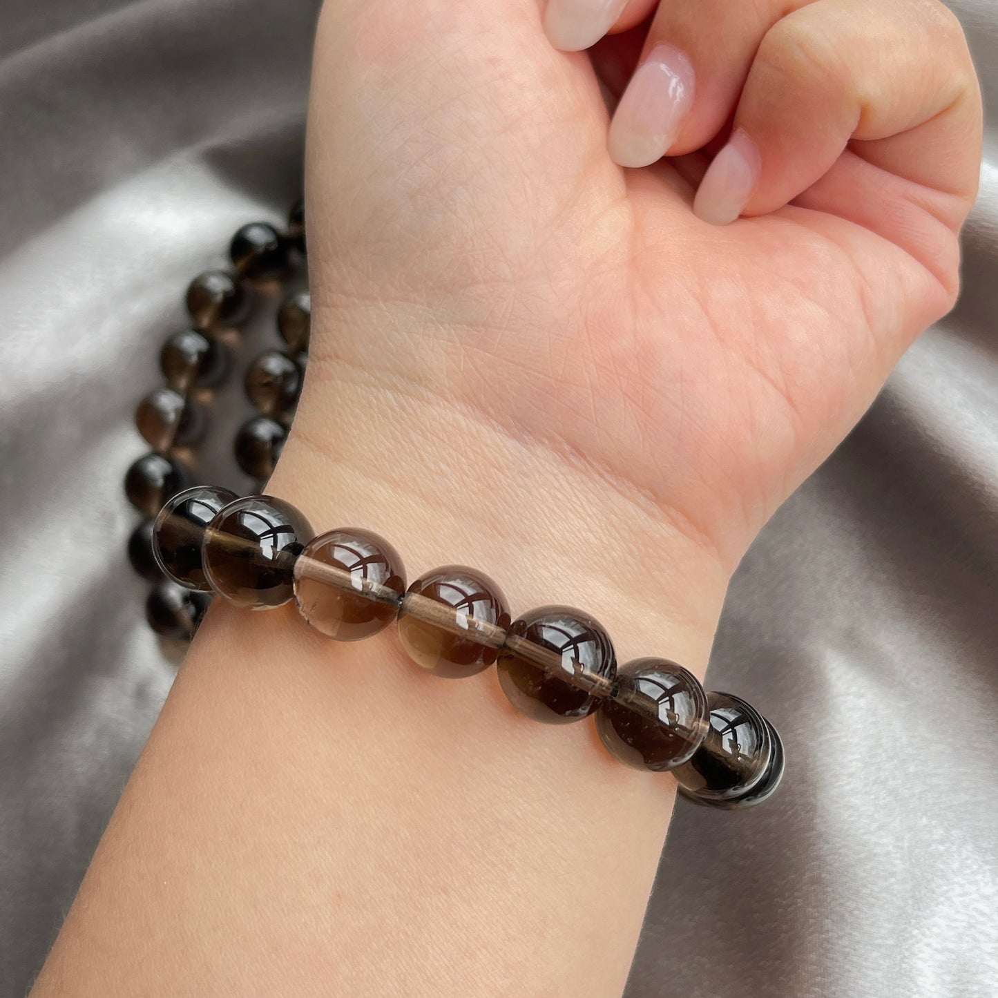 茶晶手串 茶晶又名煙水晶 -舒緩憂鬱心情,祛散負能量 -有穩定平衡的作用,舒緩精神上壓力 -提升人們自信與自尊 -淨化人體內的濁氣與病氣
